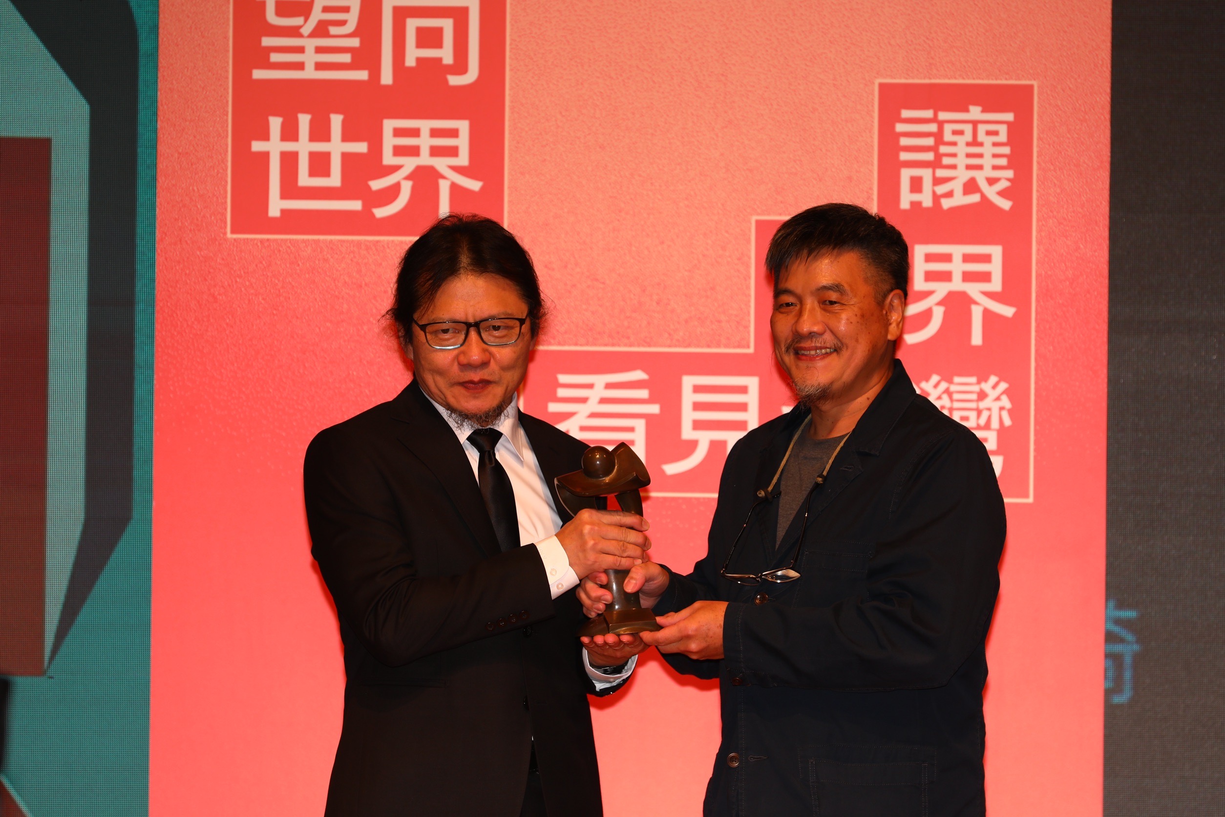 《鏡週刊》特約攝影張乾琦(左)以作品「前線的前線」拿下今年卓越新聞獎系列新聞攝影獎。