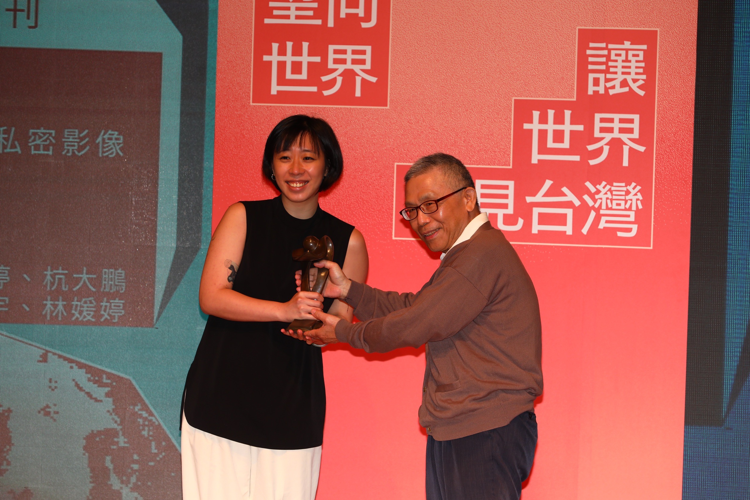 「青春煉獄:網路獵騙性私密影像事件簿」榮獲卓越新聞獎調查報導獎,蔣宜婷(左)代表上台領獎。
