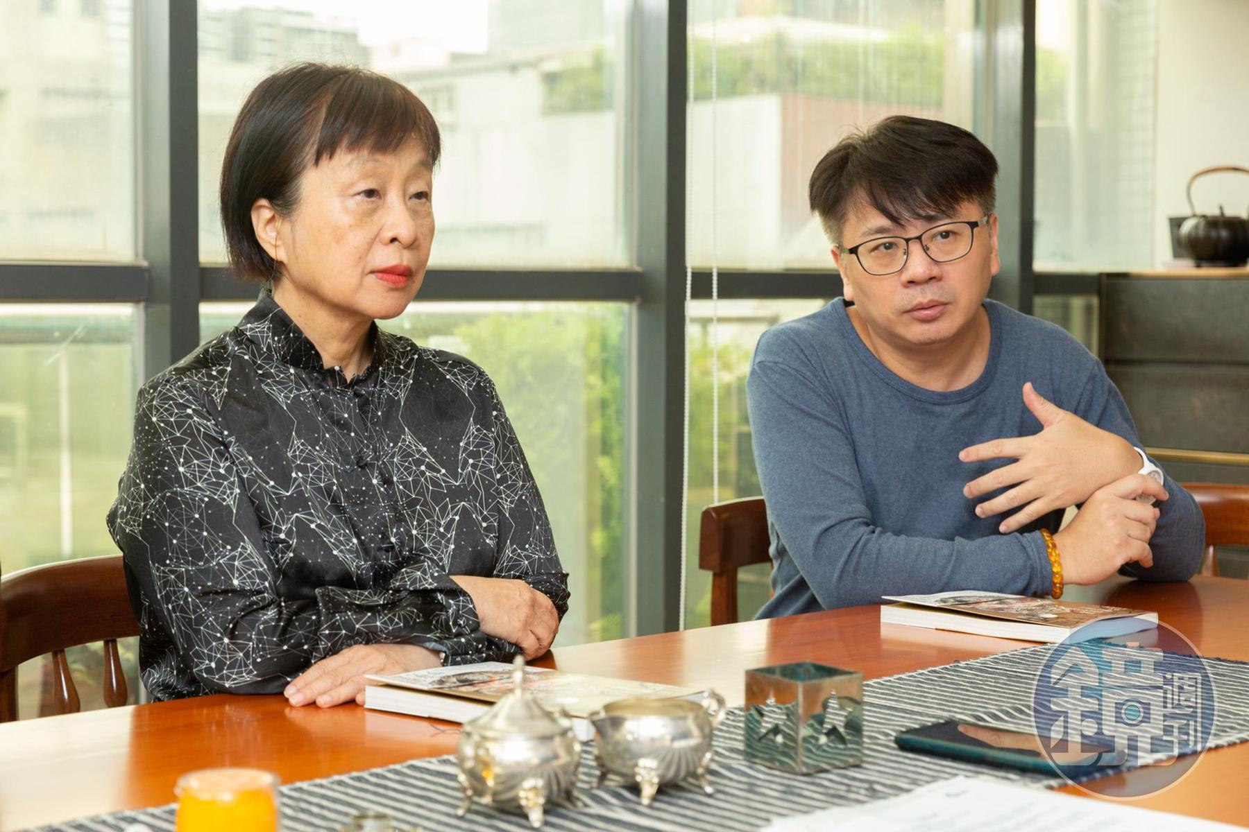黃文成（右）一度擔憂漫畫尺度太大，李昂（左）也曾想過如果文化部不接受，就只好加上「小褲褲」。