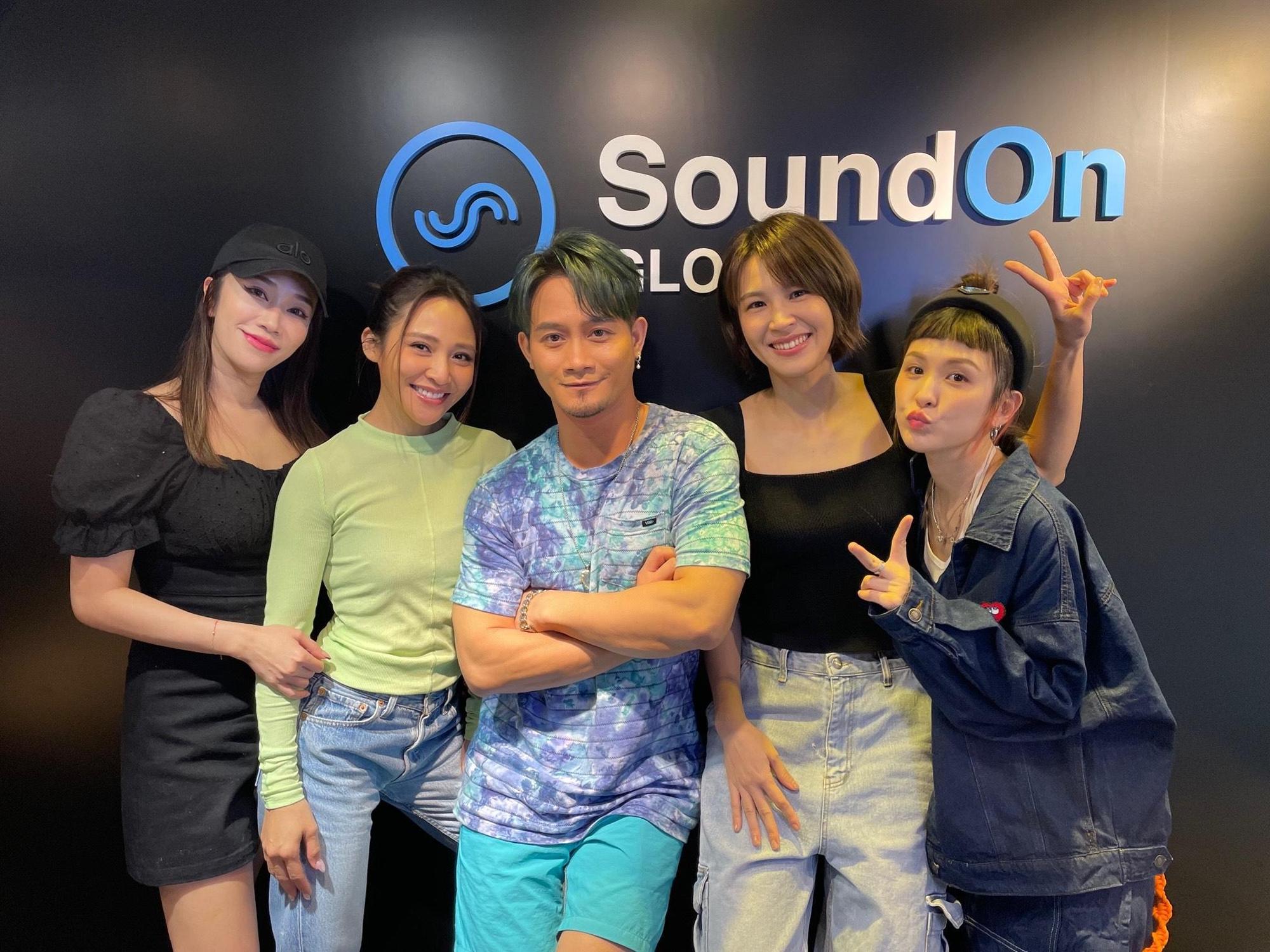 曾沛慈（右二）的PODCAST節目《曾心話大冒險》，5人互相爆料。（亞神音樂提供）
