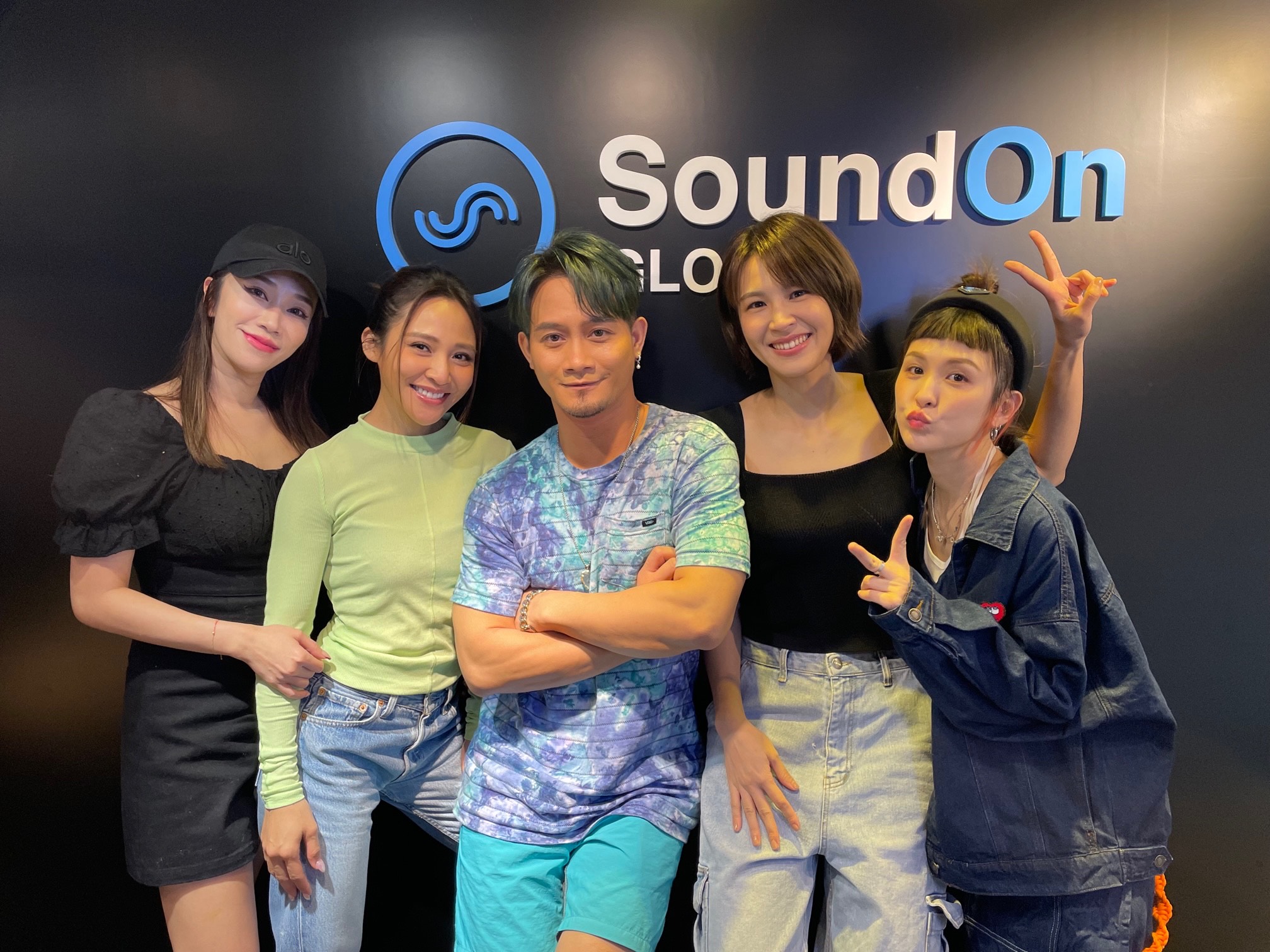 曾沛慈(右二)的PODCAST節目《曾心話大冒險》,5人互相爆料。(亞神音樂提供)