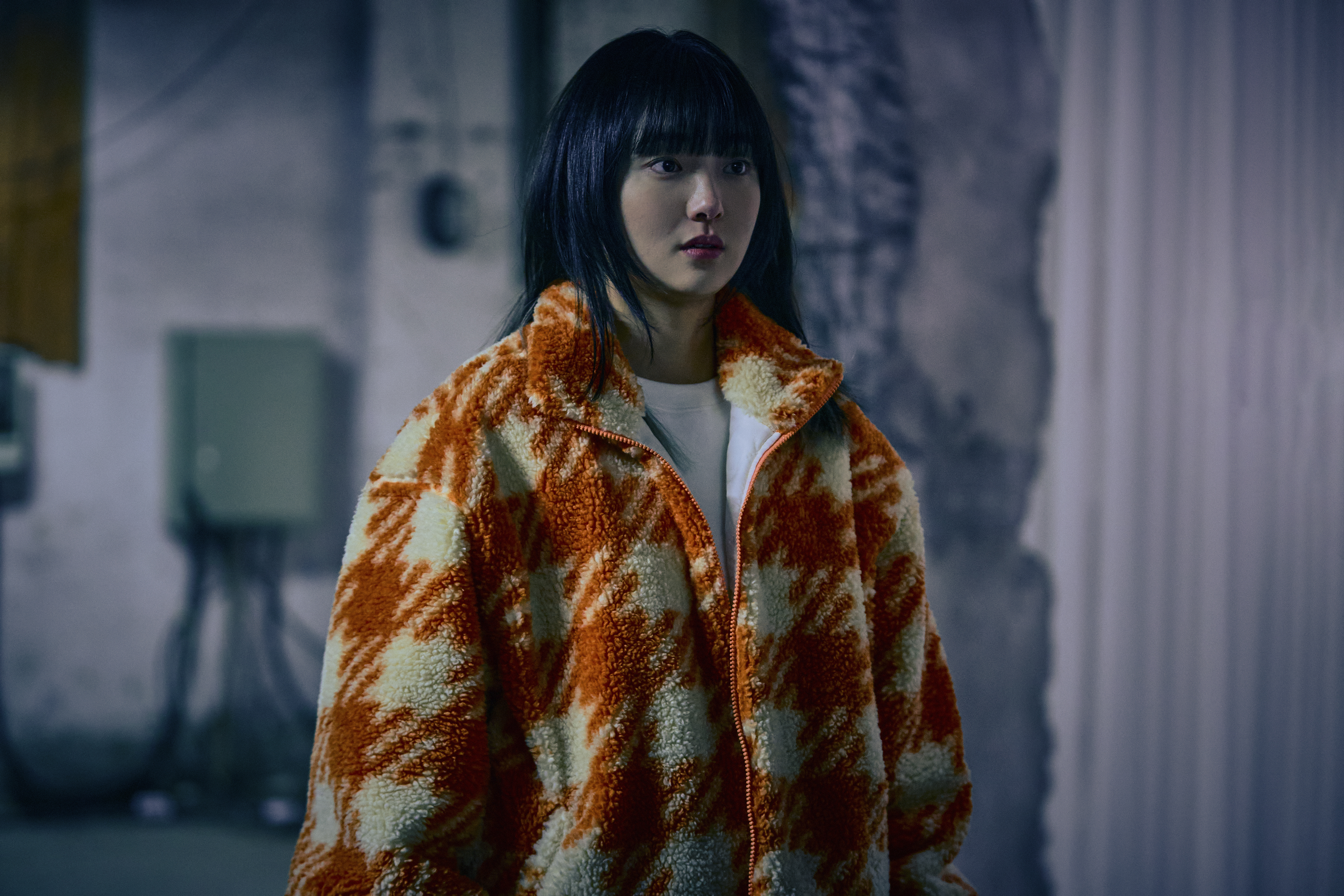 金慧峻在《異感追擊：連瞳》飾演神秘少女，處處幫助丁海寅。（Disney+提供）