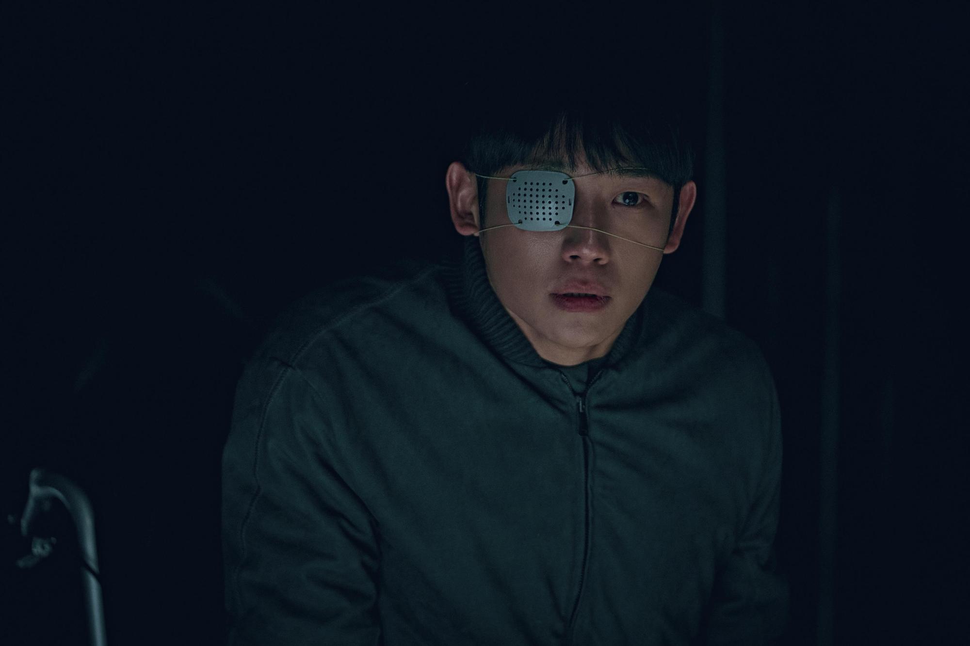 丁海寅在《異感追擊:連瞳》劇中是擁有自癒能力的「不死人」,害怕被發現祕密生活得很低調。(Disney+提供)