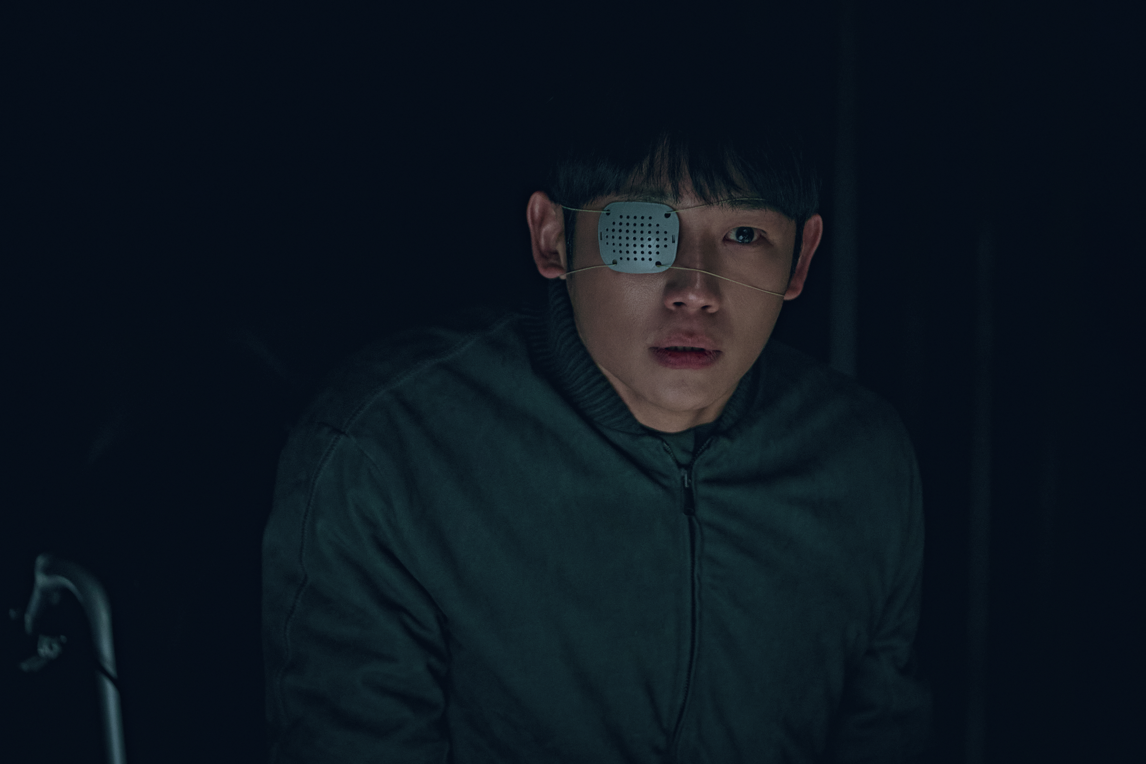 丁海寅在《異感追擊：連瞳》劇中是擁有自癒能力的「不死人」，害怕被發現祕密生活得很低調。（Disney+提供）