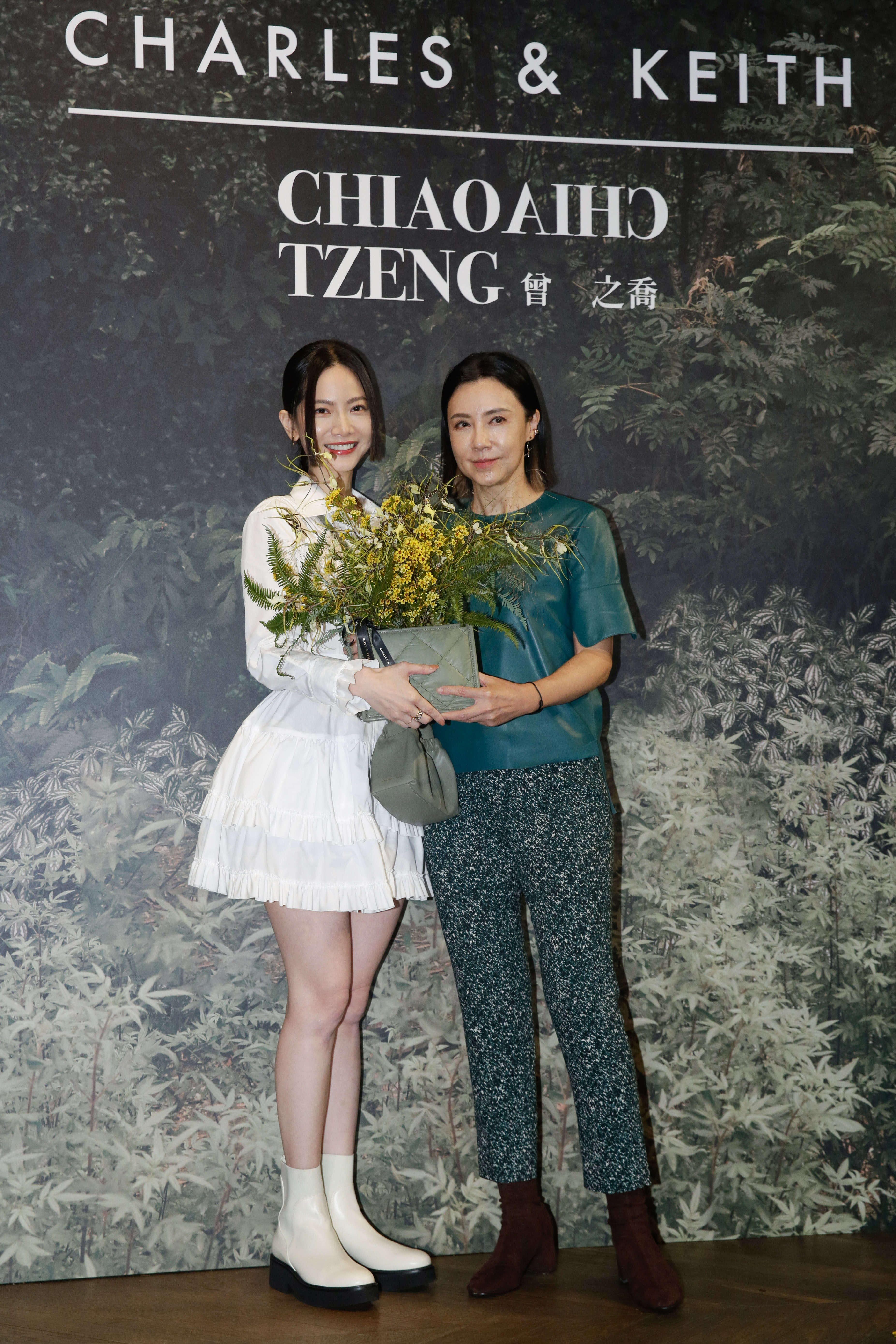 台灣CHARLES & KEITH總經理黃維芬（右）獻上花束為曾之喬（左）慶生。