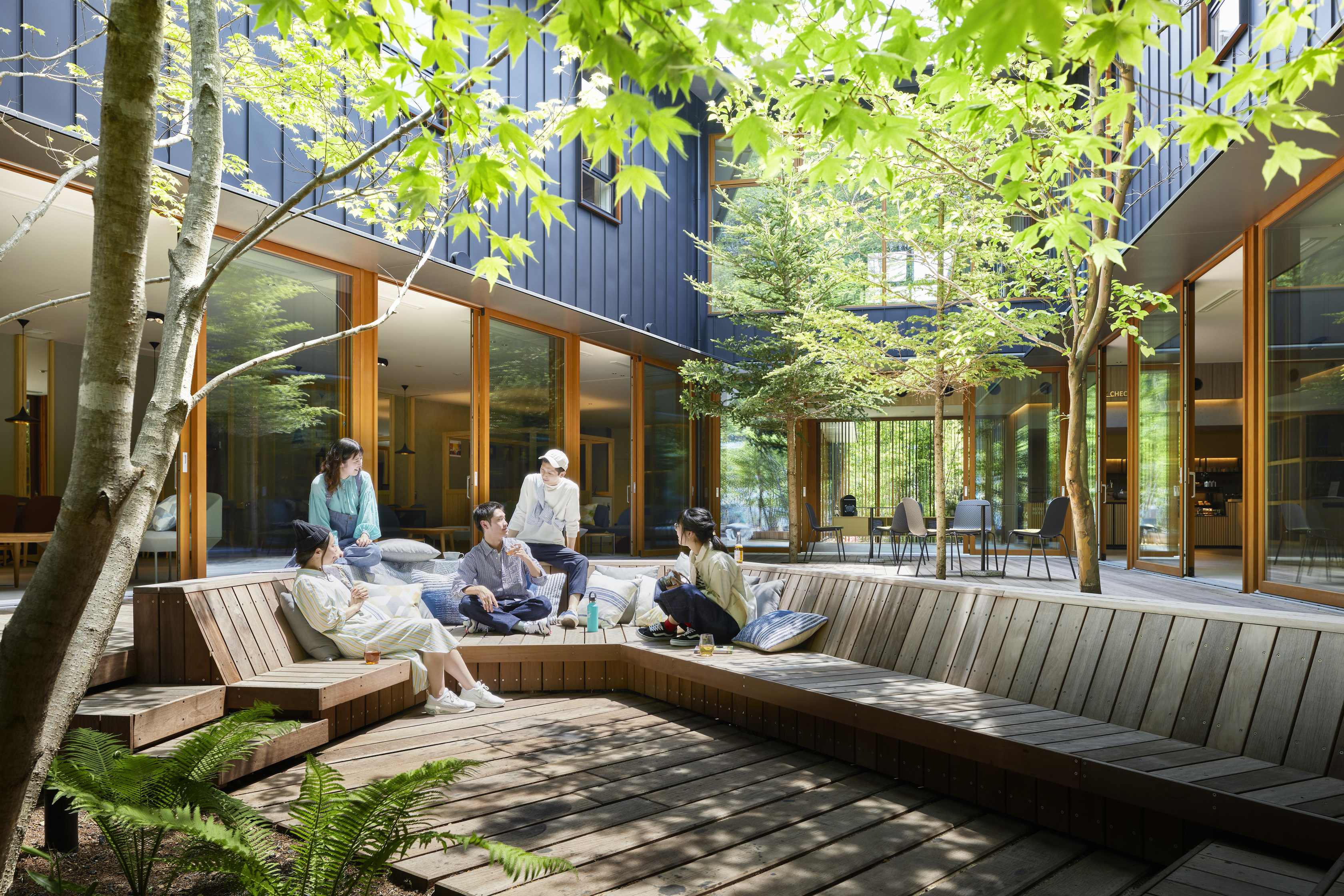 星野集團的BEB系列主打吸引年輕族群的「居酒屋以上、旅行未滿」的好友輕旅行，「BEB5輕井澤」的公共空間「TAMARIBA」就像大學校園食堂。