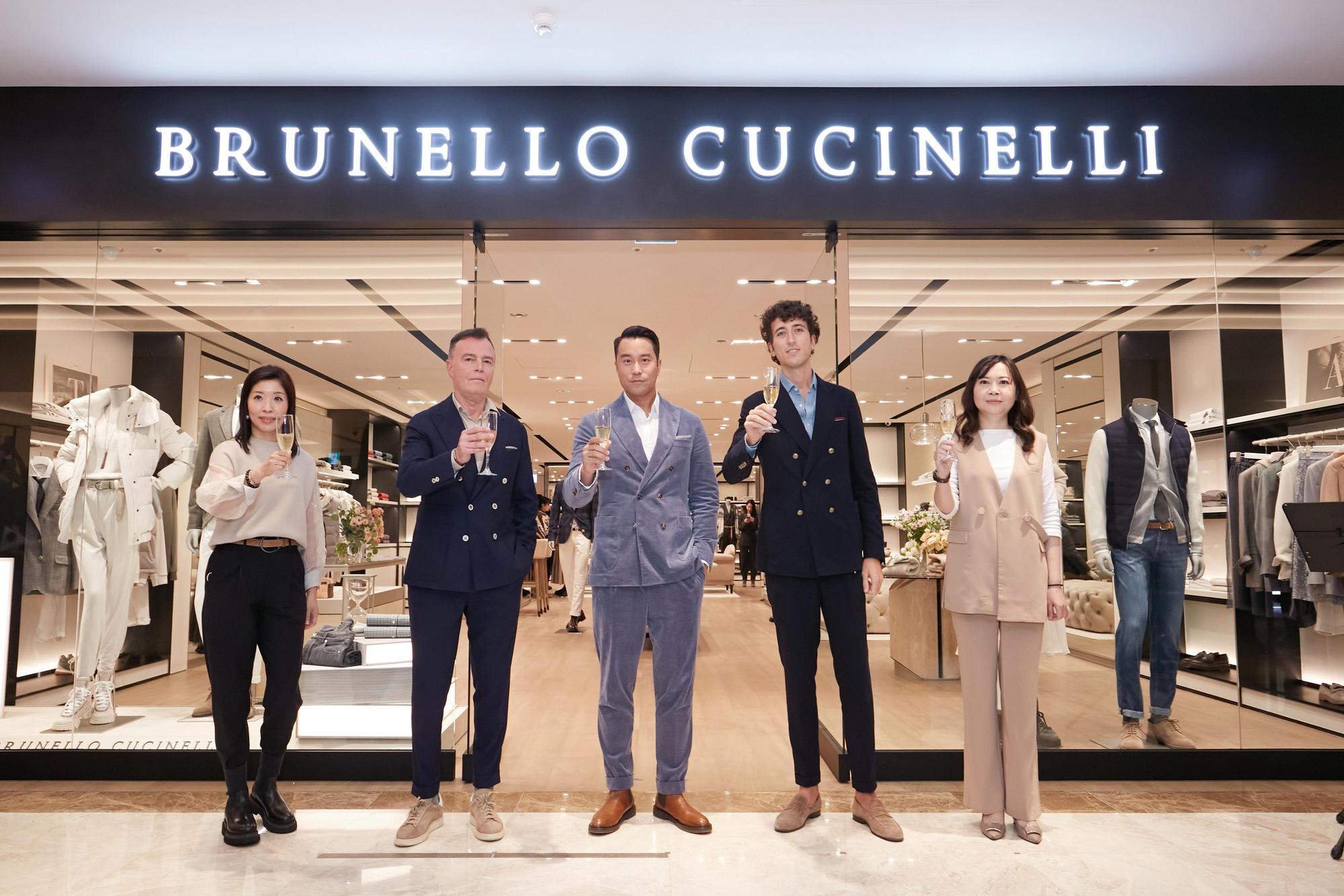 BRUNELLO CUCINELLI首度跨過濁水溪，進攻南部市場。由左至右：藍鐘集團時尚總監Wendy Ng,、全球商業發展總監 Edoardo Simone、張孝全、全球商業發展經理  Edoardo Simonetti、漢神百貨店長 蔡秀惠。（藍鐘提供）