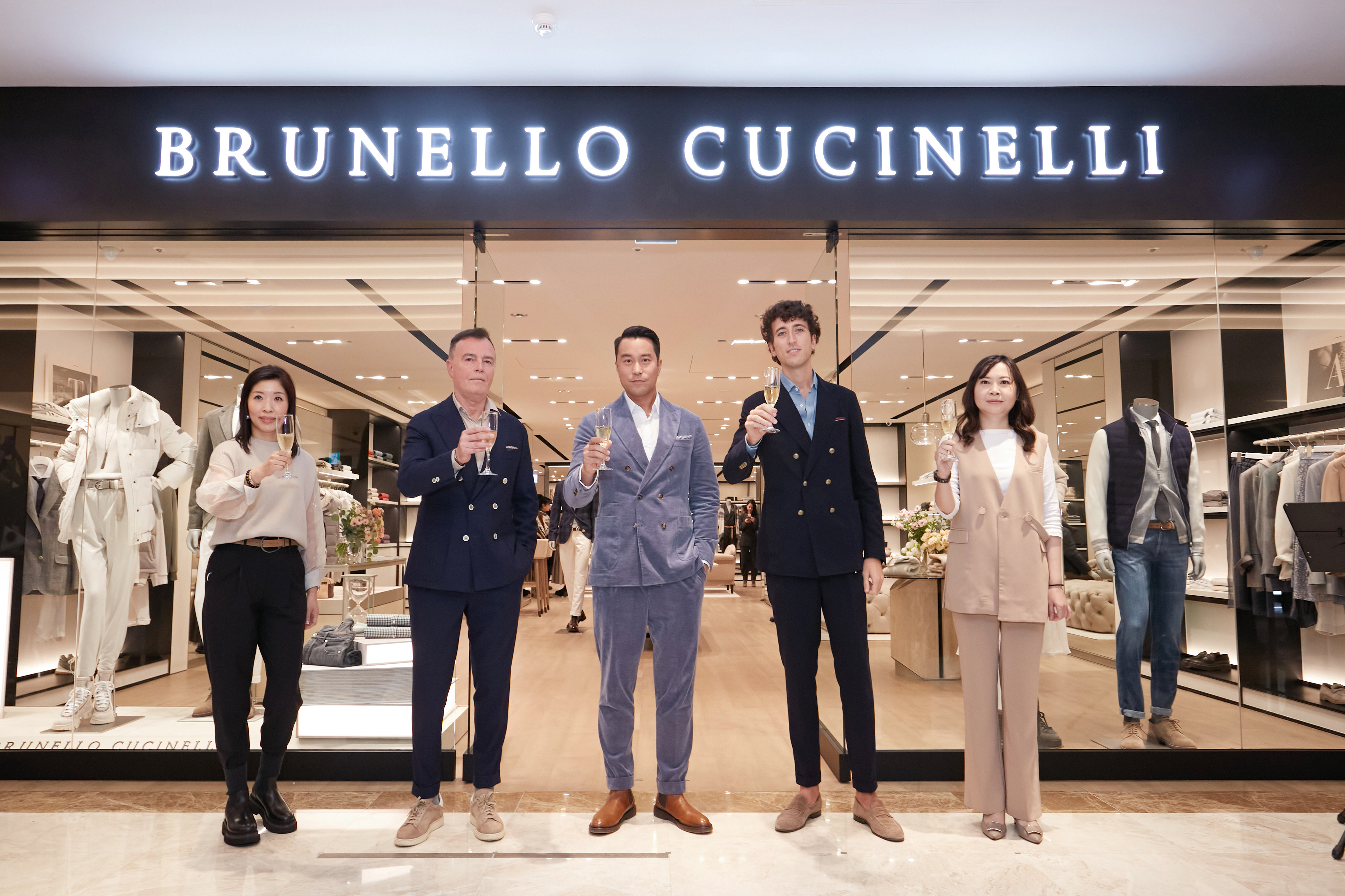 BRUNELLO CUCINELLI首度跨過濁水溪，進攻南部市場。由左至右：藍鐘集團時尚總監Wendy Ng,、全球商業發展總監 Edoardo Simone、張孝全、全球商業發展經理  Edoardo Simonetti、漢神百貨店長 蔡秀惠。（藍鐘提供）