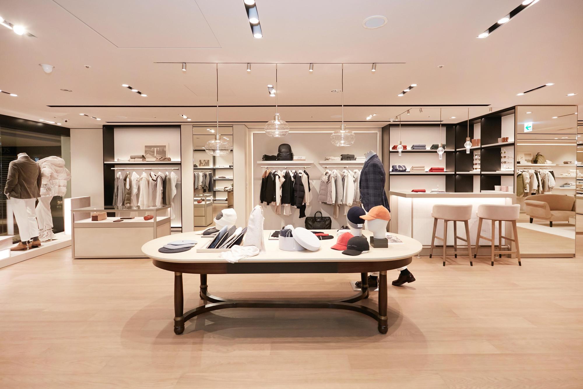 BRUNELLO CUCINELLI 高雄漢神店全新開幕，店裝柔和的淺色調，營造溫暖又輕鬆寧靜的感覺。（藍鐘提供）