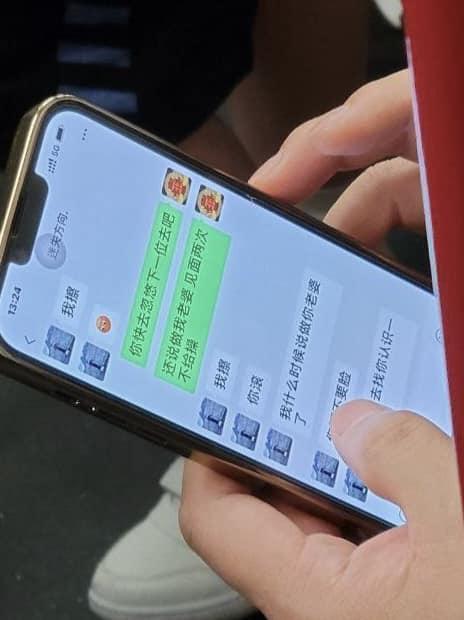 一名和尚與女性的聊天內容被其他乘客拍下，在網路上瘋傳。（翻攝自臉書「爆廢公社公開版」）