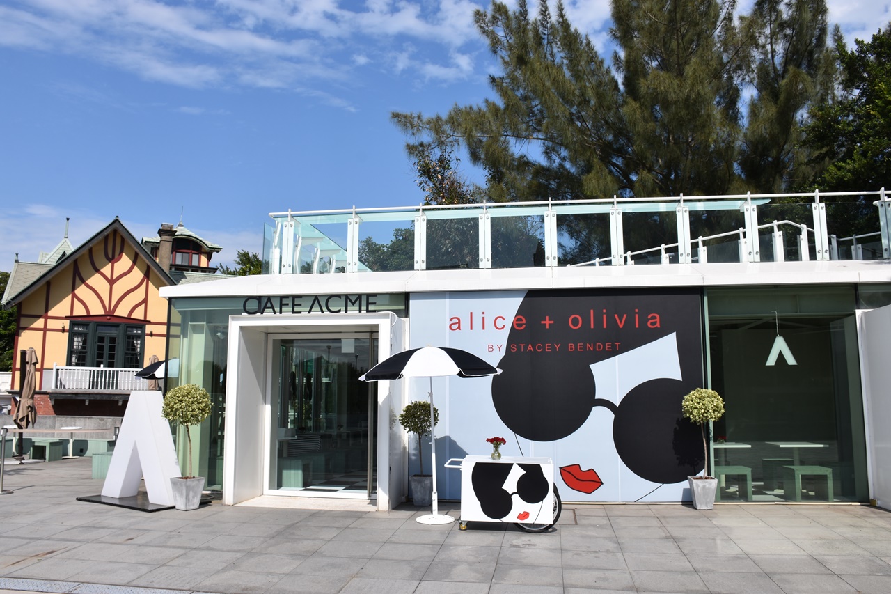 CAFE ACME X alice + olivia期間限定露天咖啡座位於北美館。（alice + olivia提供）