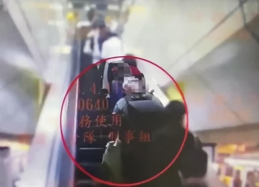 男偷拍女裙底風光被逮。（翻攝劃面）