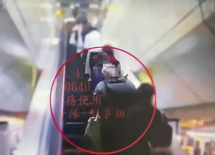 男偷拍女裙底風光被逮。（翻攝劃面）