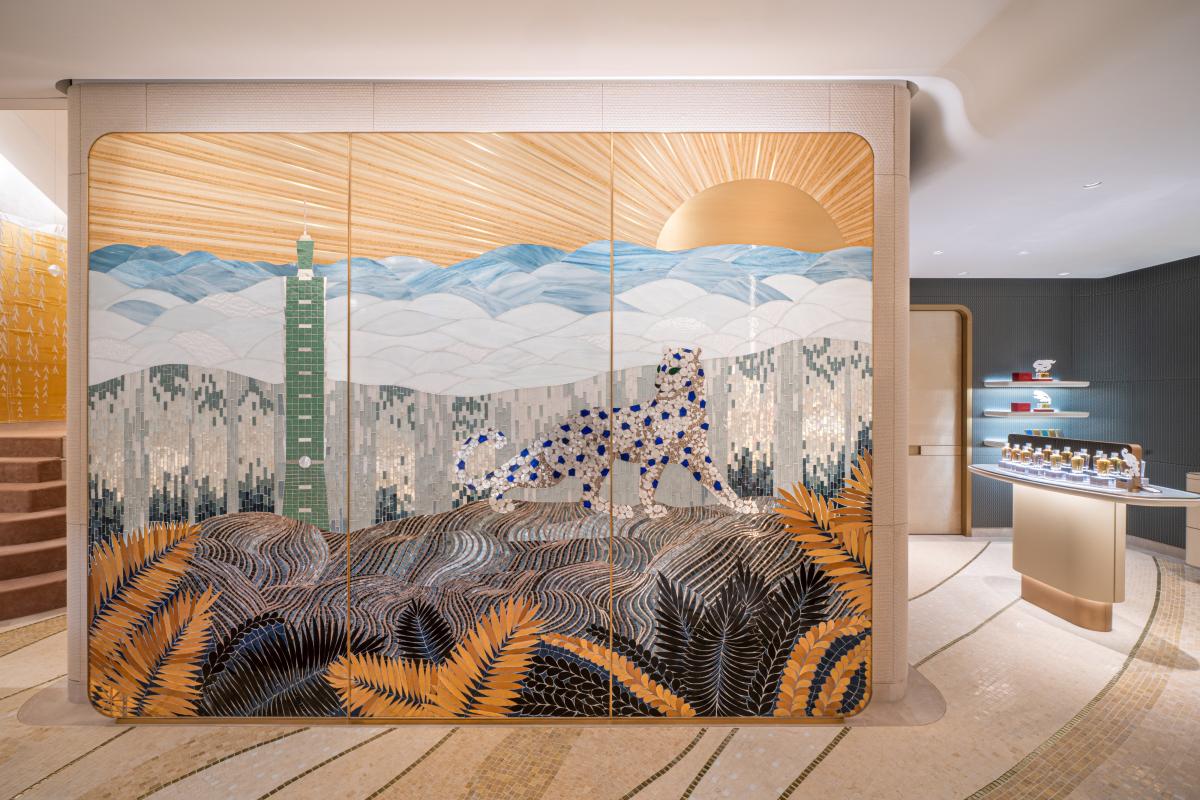 卡地亞在台北101商場的最新旗艦店，像是一種反向展示，把手錶面盤上的美麗裝飾放大還原，讓錶迷們了解這些工藝的來歷。圖為位於卡地亞台北101旗艦專賣店3樓，由馬賽克藝術家Mathilde Jonquière創作的美洲豹藝術壁畫。 