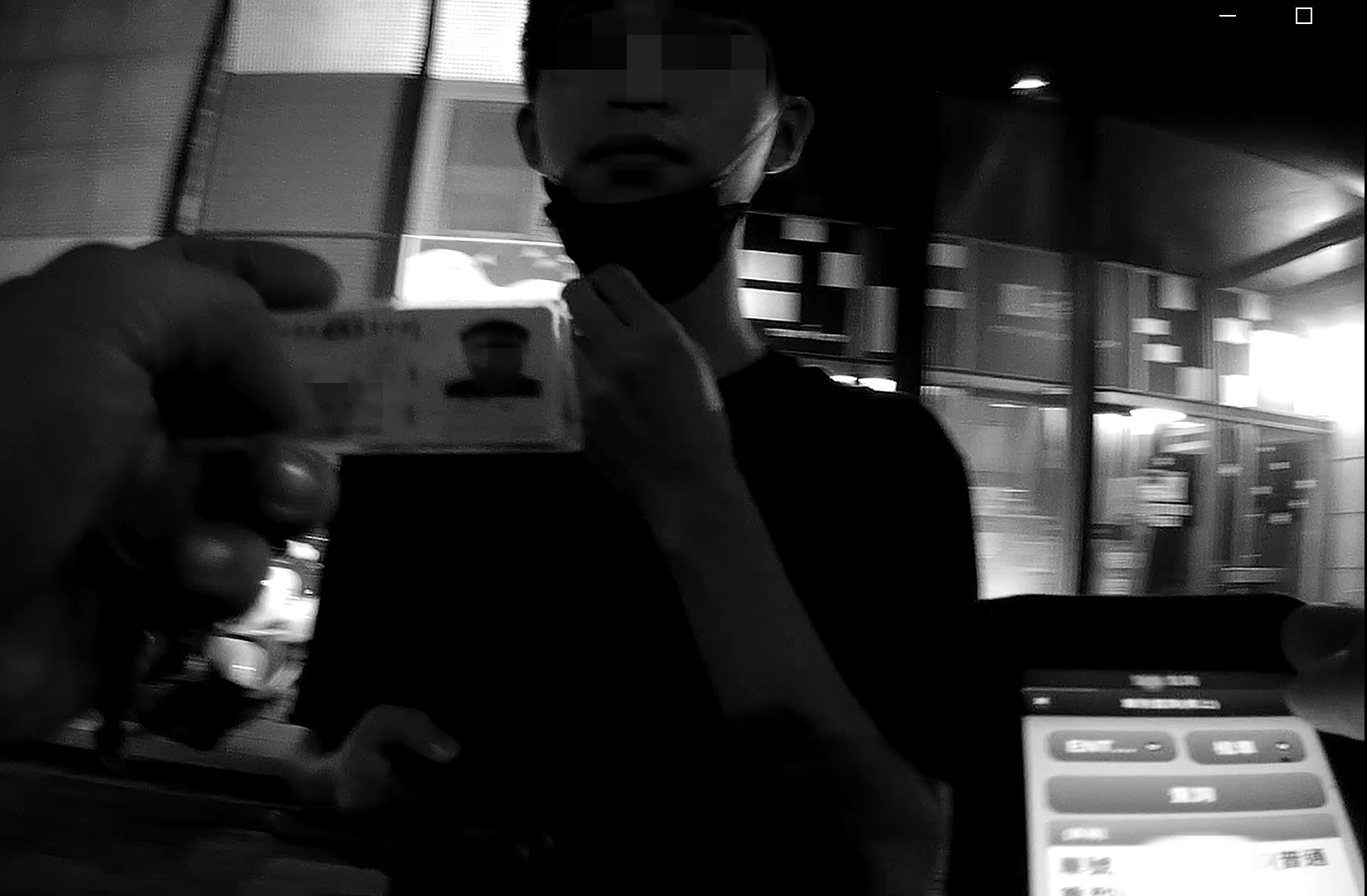 涂姓通緝犯被警方盤查，拿出友人身份證想矇混過關。（鼓山分局提供）