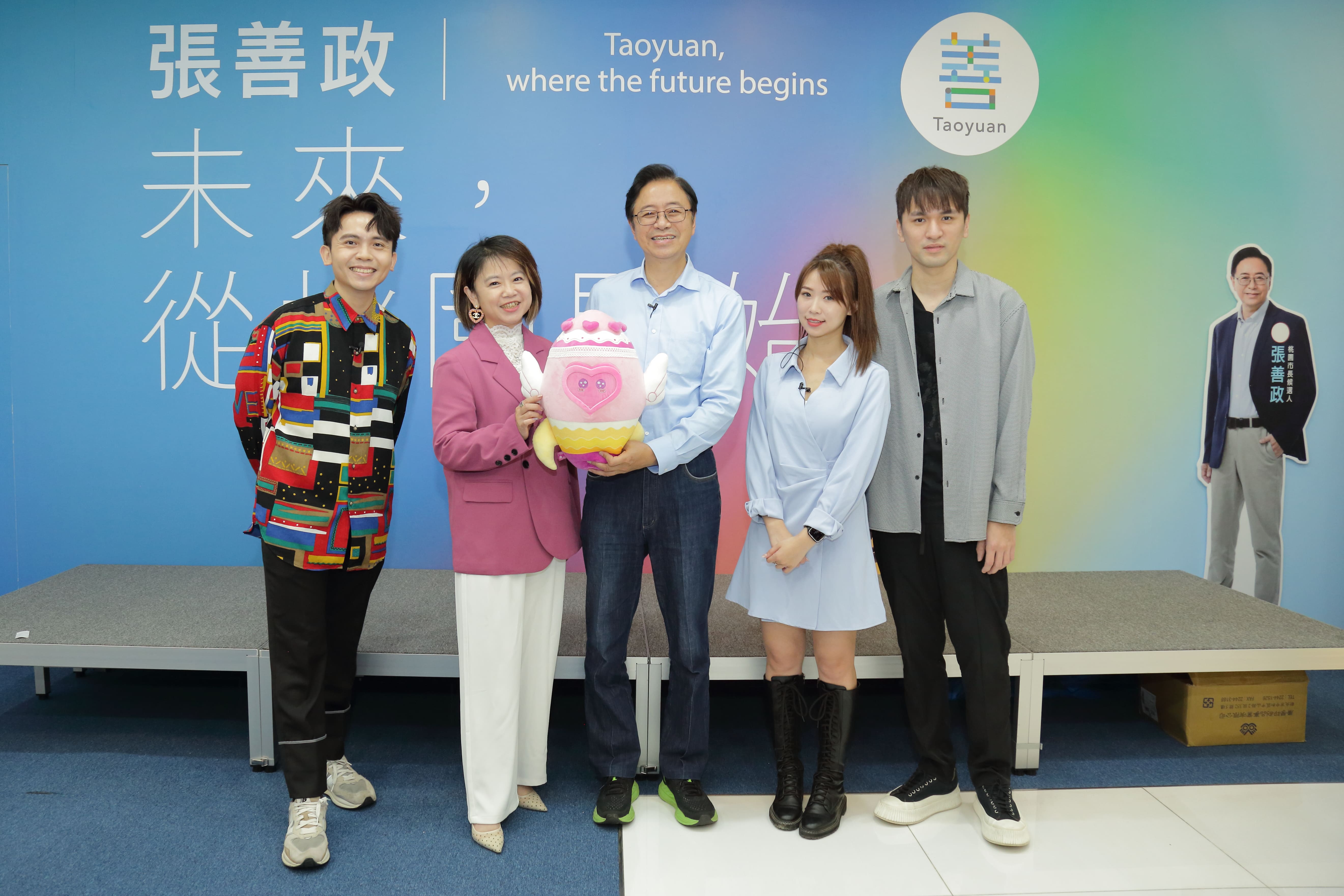浪LIVE公關總監侯沛吟贈與浪LIVE代表火箭予張善政。 （左起主持人黃豪平、浪LIVE公關總監侯沛吟、桃園市長參選人張善政、直播主櫻花、直播主歐文） 
