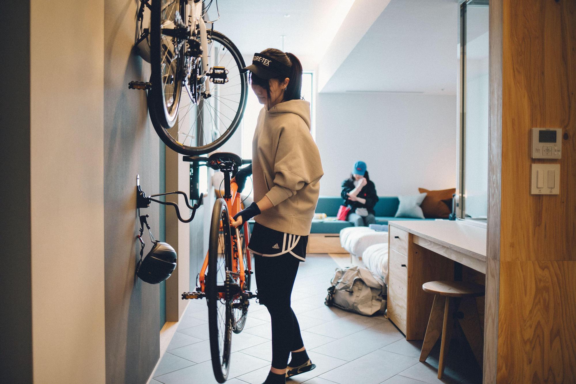 房內附設單車架,女孩也能一人操作。