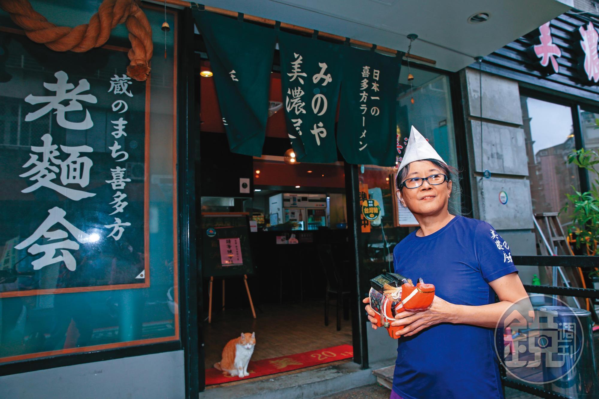 美濃屋老闆娘陳秀珠27年前赴日學藝，堅持店內所有吃食手工製作。她笑稱自己跟手上福島吉祥物赤牛一樣任重道遠。