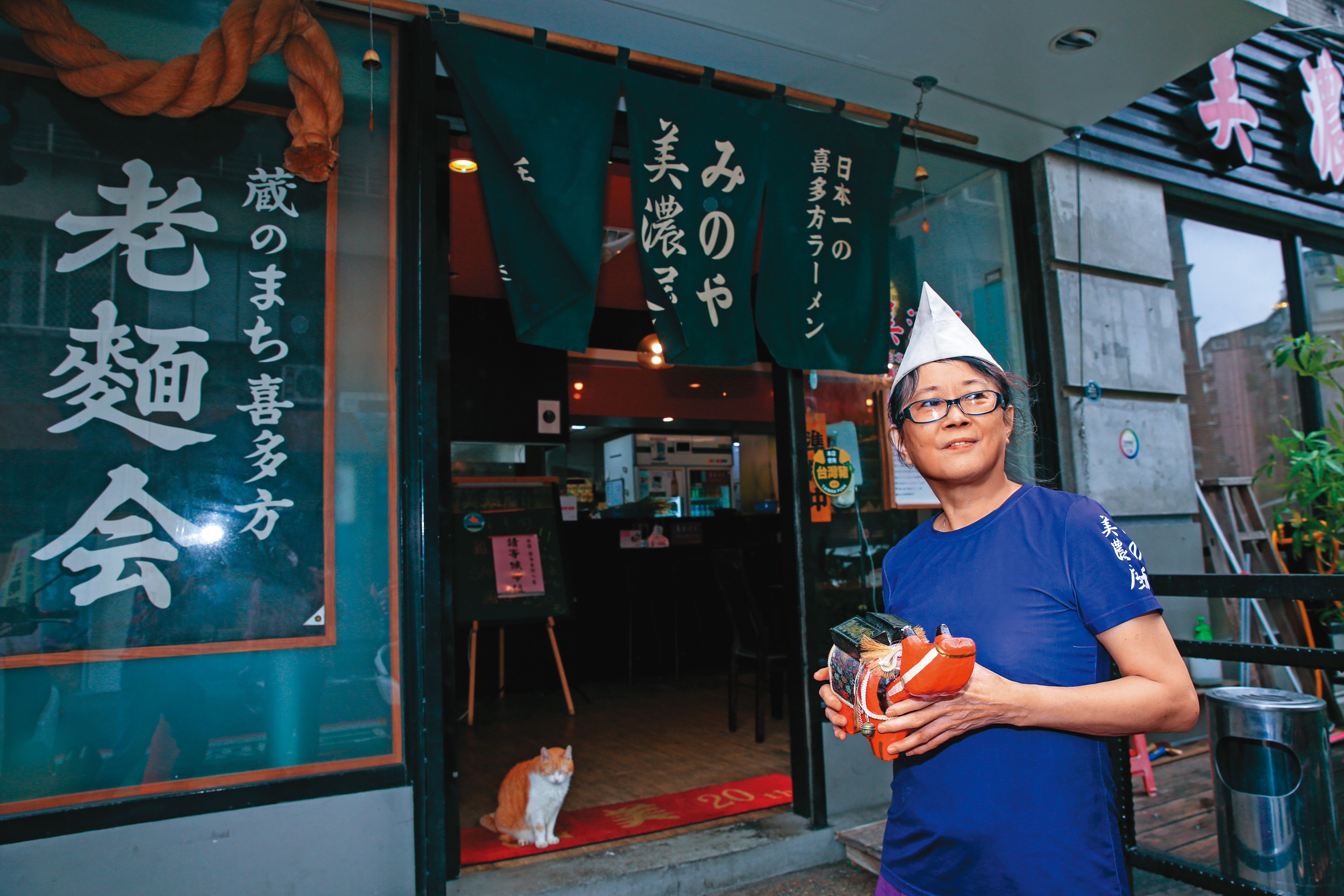 美濃屋老闆娘陳秀珠27年前赴日學藝，堅持店內所有吃食手工製作。她笑稱自己跟手上福島吉祥物赤牛一樣任重道遠。