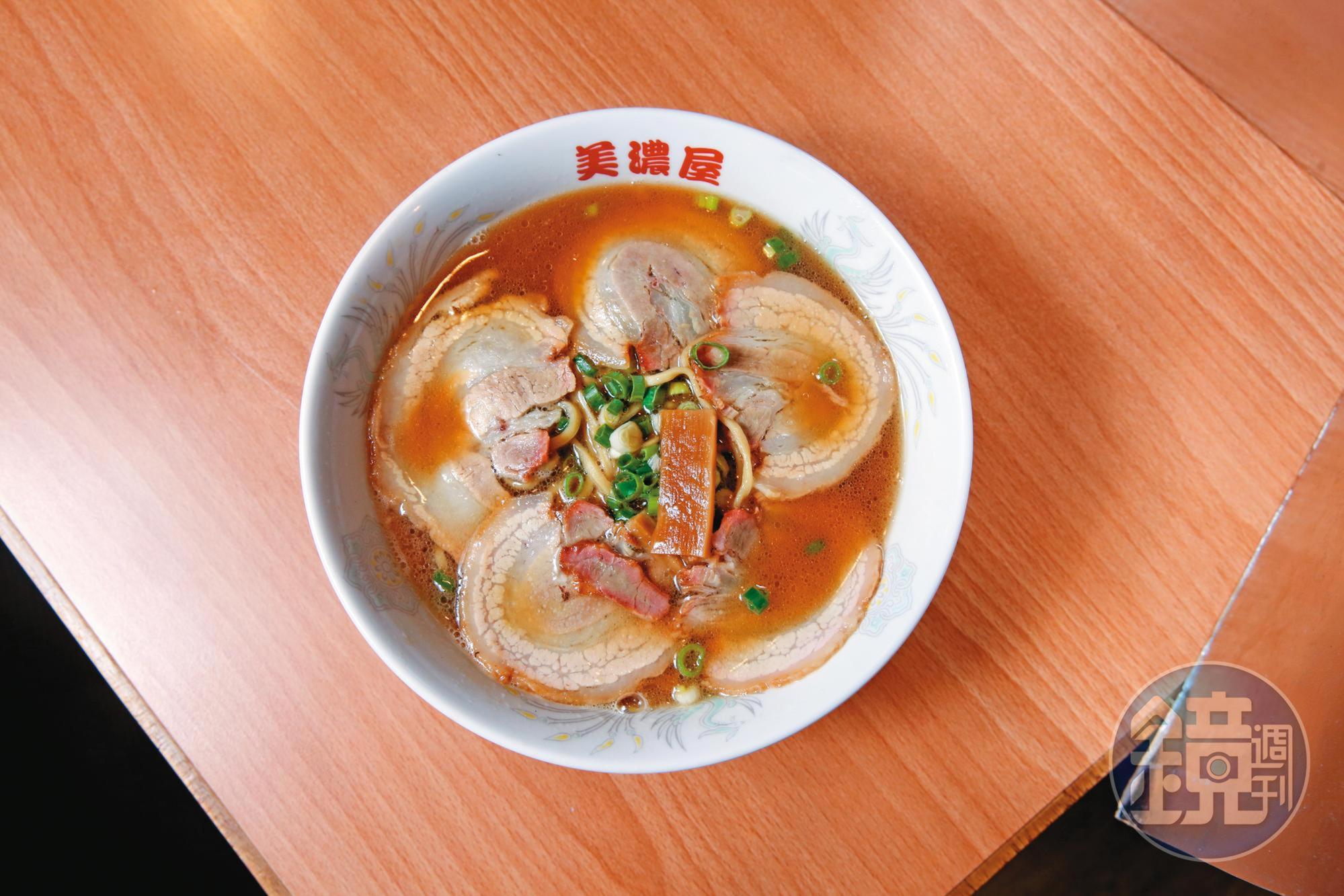 美濃屋的湯頭清甜不過鹹，手製麵條彈性佳，肥瘦相間的叉燒入口不油膩。（叉燒拉麵230元／碗）