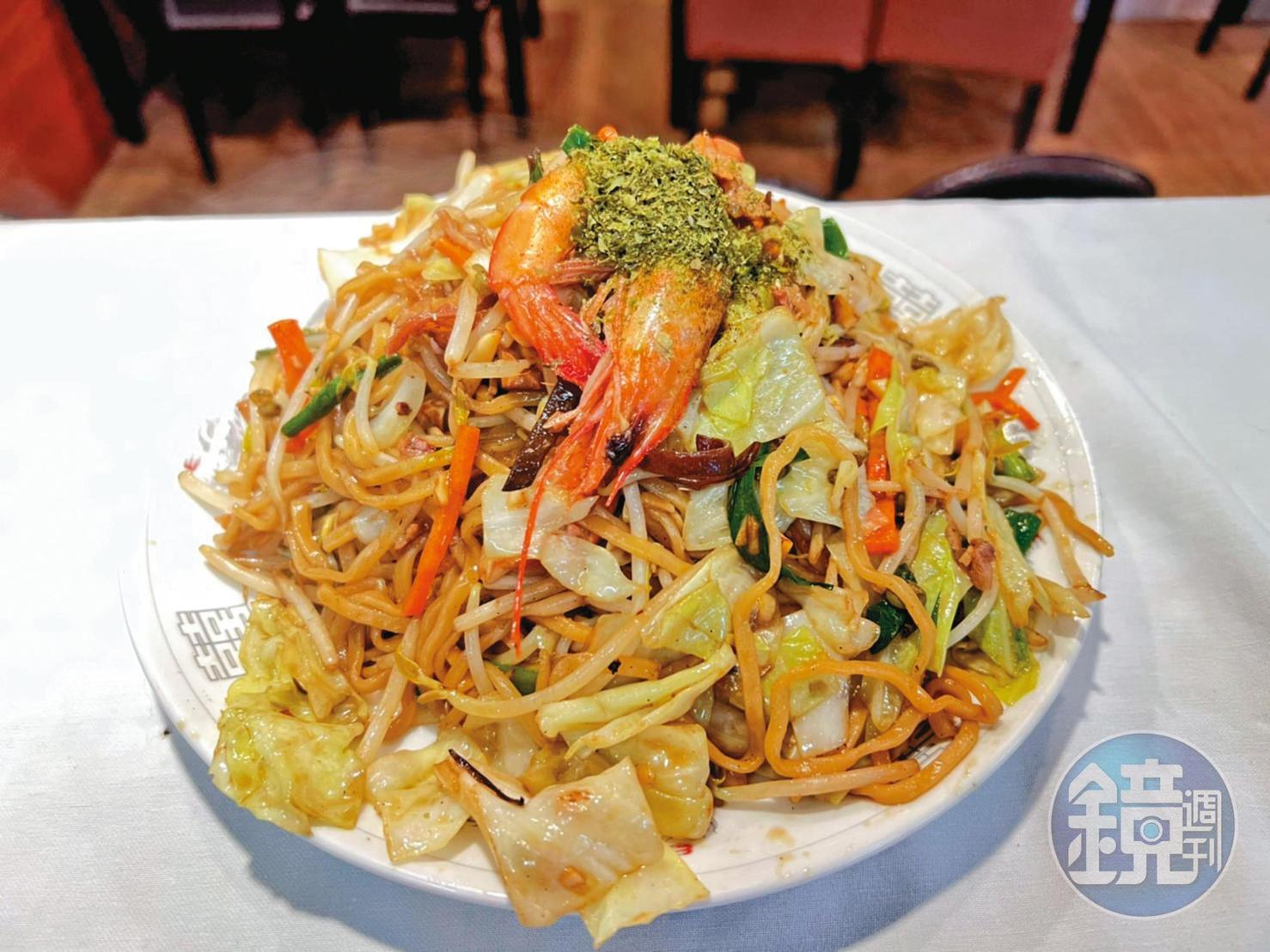 山珍海味炒麵配料豐富，有菜、蝦、叉燒，分量大到一般女生吃不完。（250元／份）