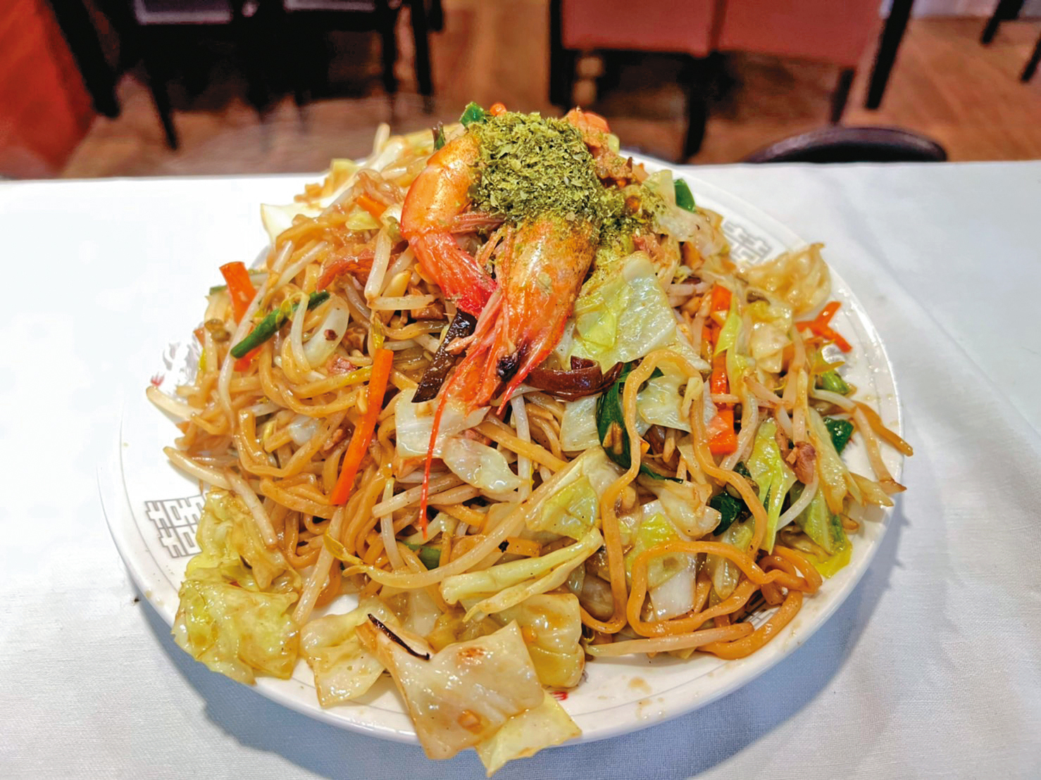 山珍海味炒麵配料豐富，有菜、蝦、叉燒，分量大到一般女生吃不完。（250元／份）