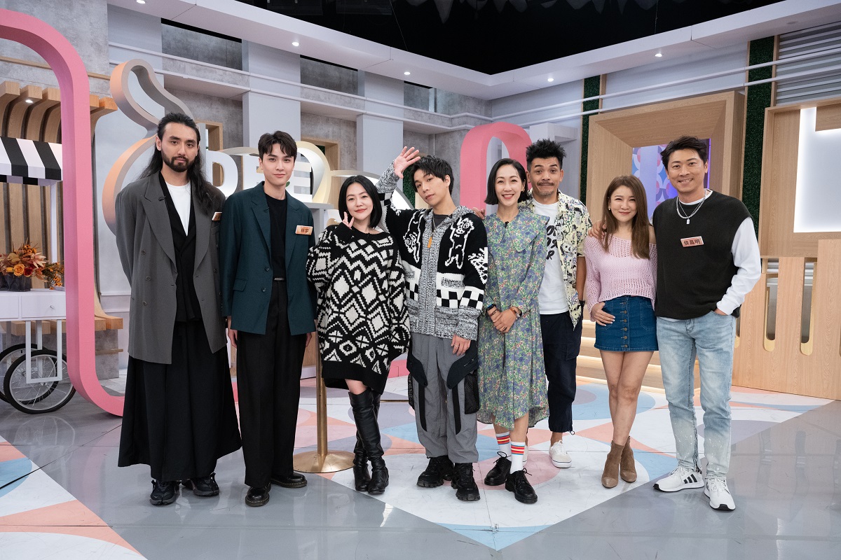 曾雅蘭（右二）上節目自曝不解為何嫁給侯昌明。（東森提供）