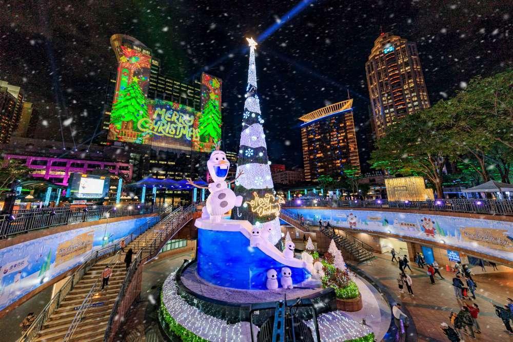 新北耶誕城今年與Disney+合作,打造主題燈區,「雪寶聖誕樹」相當吸睛。(翻攝新北耶誕城官網)