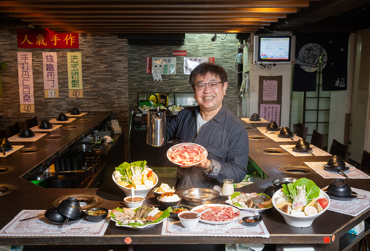 出生就被轉賣的李丙增不因人生辛苦而喪志，努力經營亞都迷你火鍋30餘年，成為眾多名人的愛店。