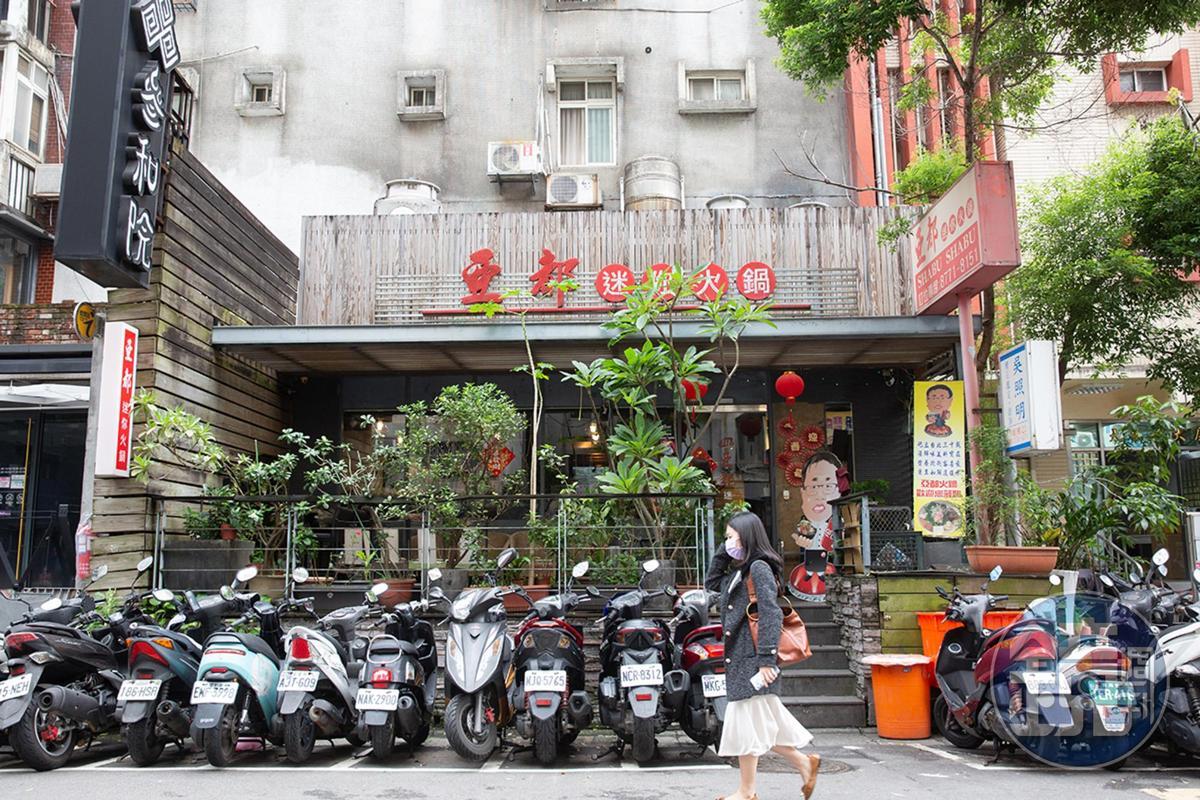 亞都迷你火鍋在東區開業30餘年，裝潢擺設頗為樸實。