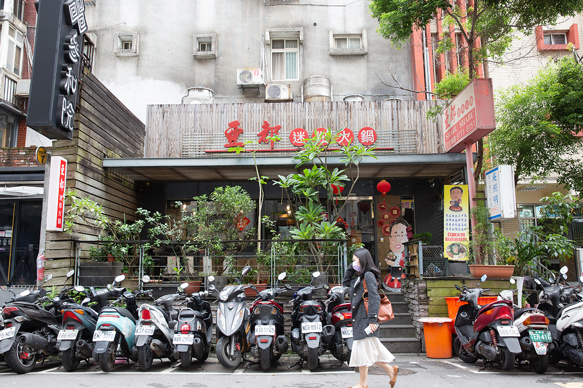 亞都迷你火鍋在東區開業30餘年,裝潢擺設頗為樸實。