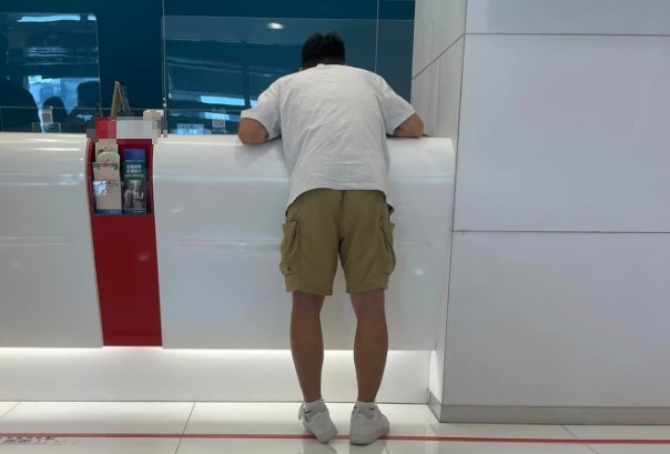 一名網友抱怨，他到銀行開戶，但行員將存入金額打錯，後續處理方式讓他感到不妥。（翻攝自爆怨公社）