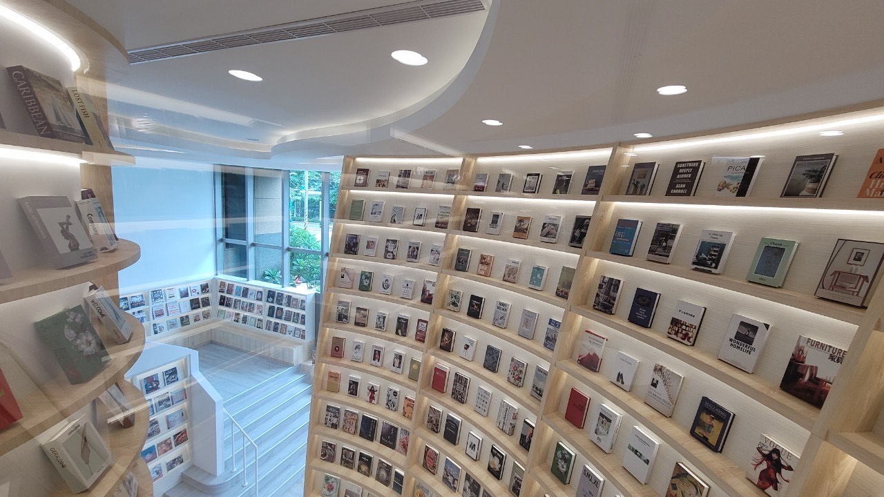 益品書屋台北館搬家了，進駐淡水後，空間比以前更大。（益品書屋提供）