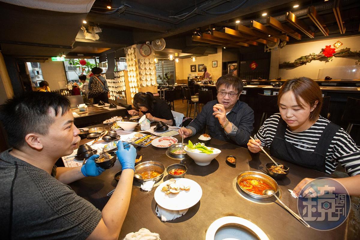 李丙增（右後）把員工當成家人，幾乎包辦員工3餐，每天下午一起吃飯，毫無隔閡。