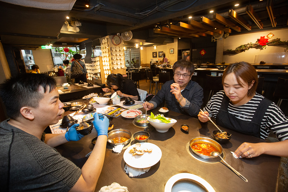 李丙增（右後）把員工當成家人，幾乎包辦員工3餐，每天下午一起吃飯，毫無隔閡。