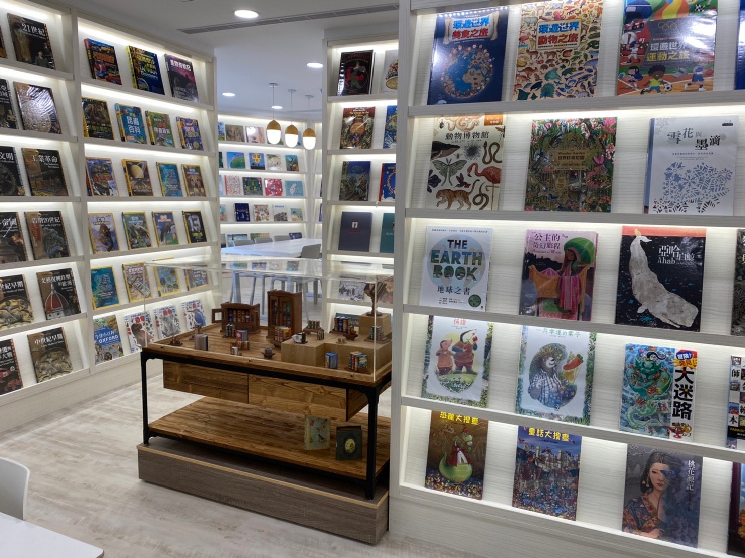 益品書屋台北館搬家了，進駐淡水後，空間比以前更大。（益品書屋提供）