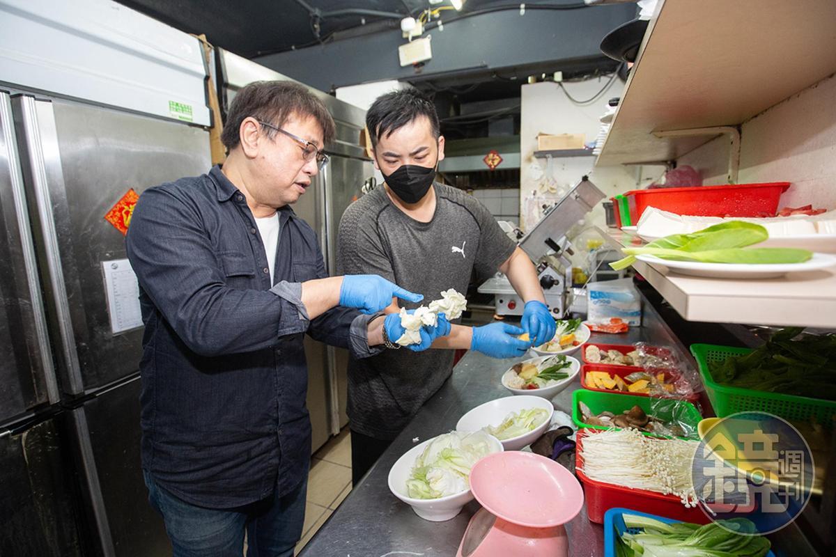 李丙增(左)要求食材新鮮、天然,使用的白菜也是精挑處理過,不能有太多菜梗。