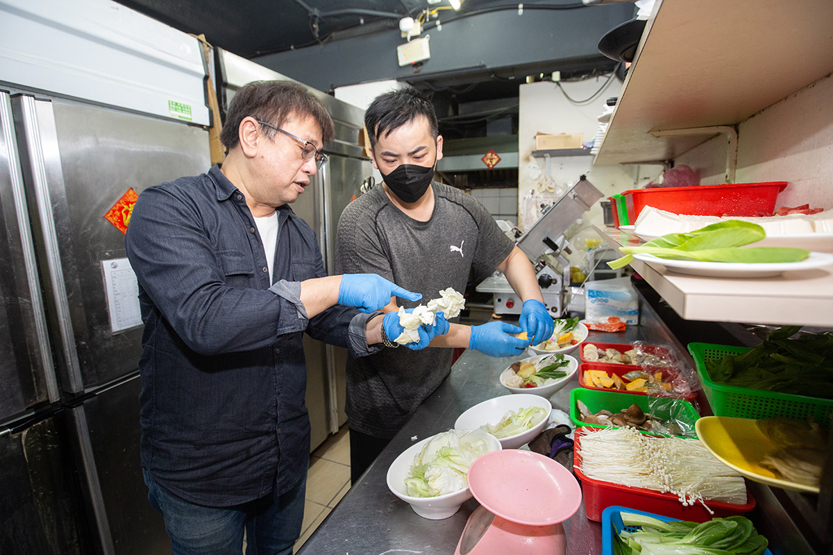 李丙增（左）要求食材新鮮、天然，使用的白菜也是精挑處理過，不能有太多菜梗。