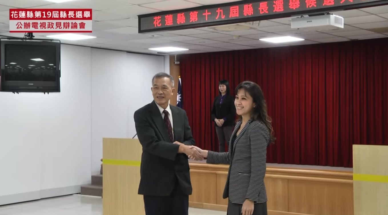 花蓮縣長公辦政見會只有民進黨Kolas Yotaka（右）與無黨籍黃師鵬（左）出席。（翻攝自有線洄瀾）