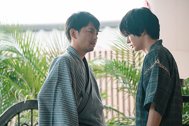 前傑尼斯偶像今井翼（左）飾演神尾楓珠的已婚同性戀人。（車庫電影提供）