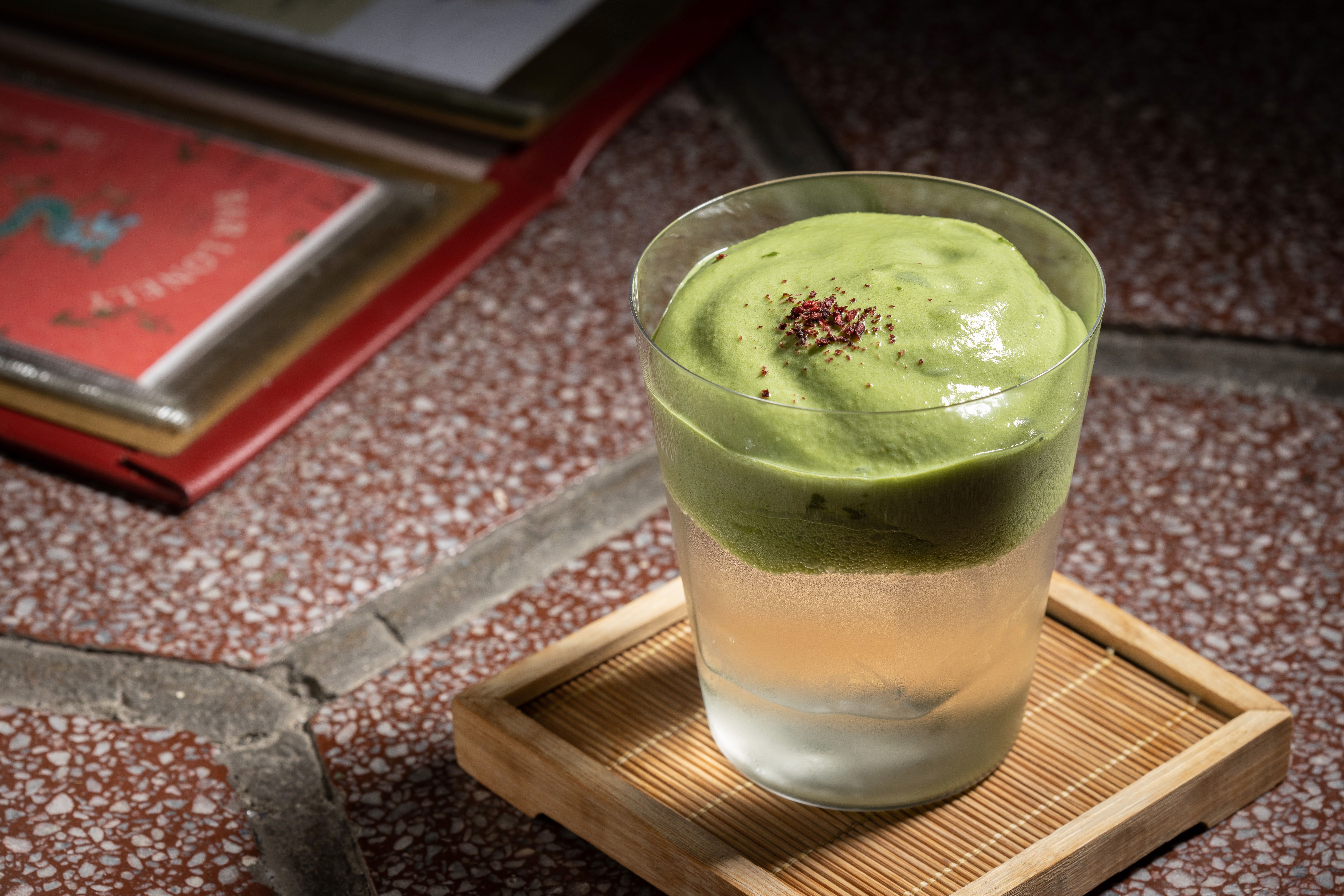 頂著抹茶奶蓋，外型像甜點的「洋子的下午茶」，帶有煎茶、玉露與抹茶的日式情懷。（400元／杯）