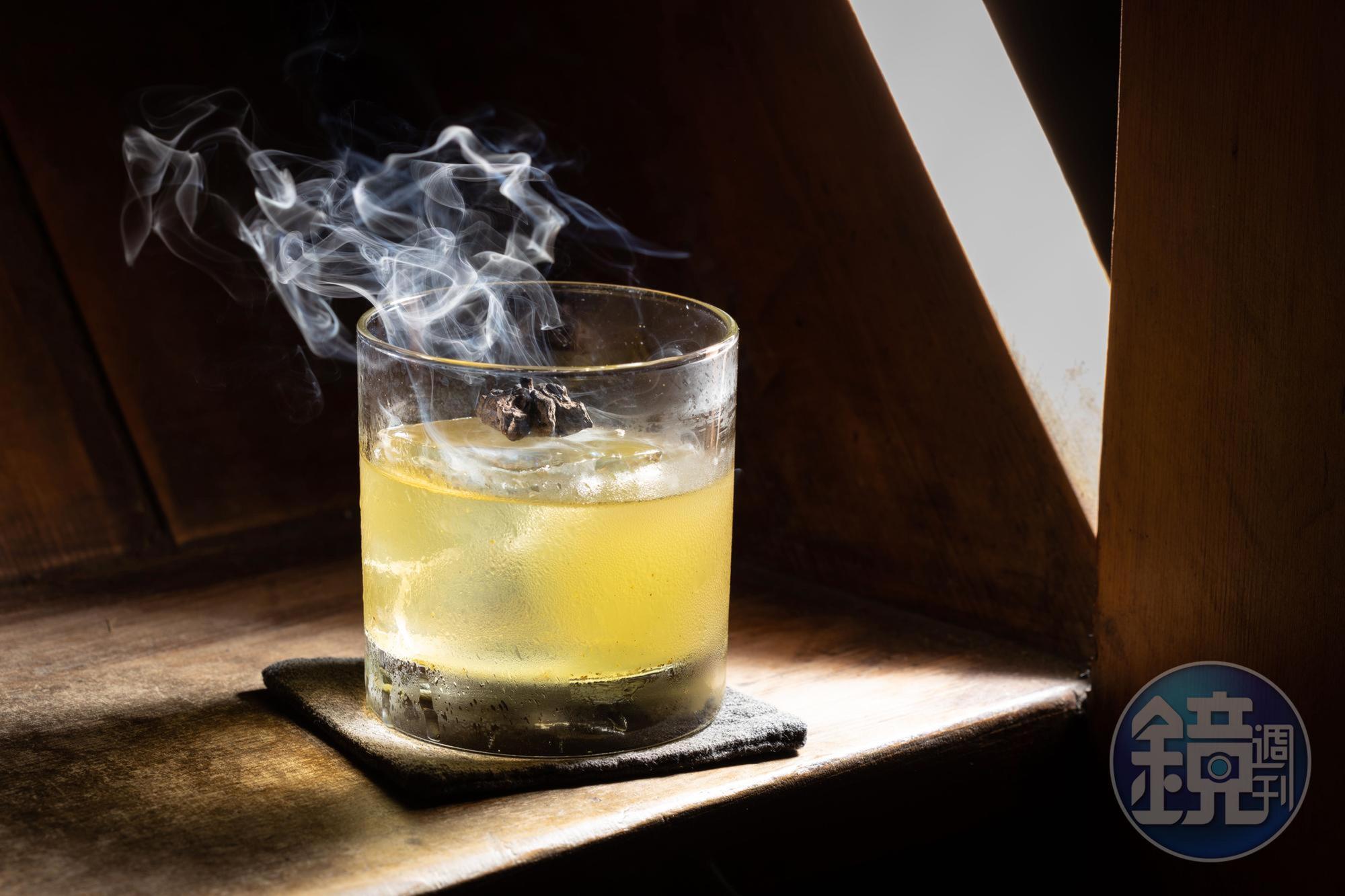 「般若」噴上檜木香氣，酒質煙燻強勁。（400元／杯）
