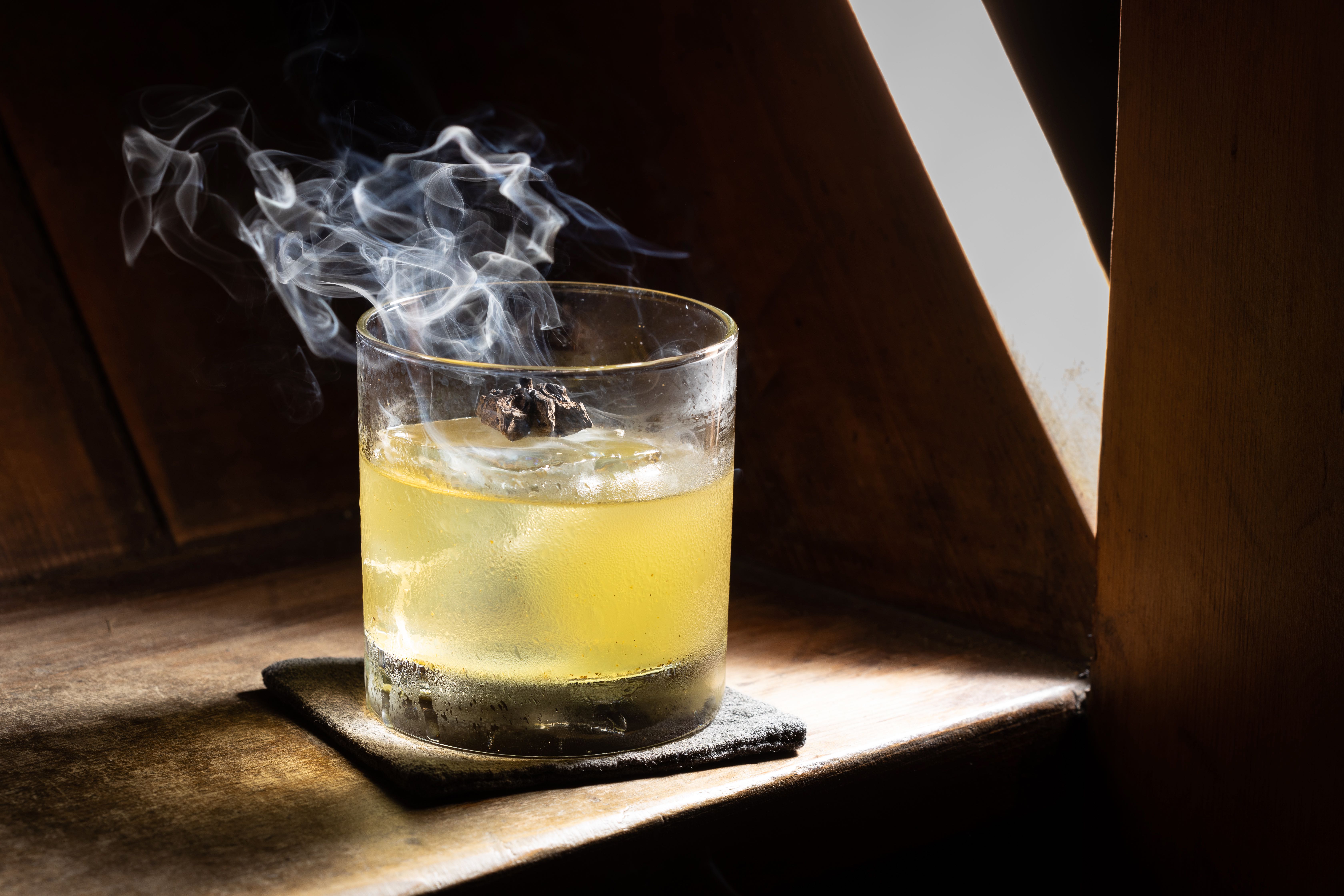 「般若」噴上檜木香氣，酒質煙燻強勁。（400元／杯）