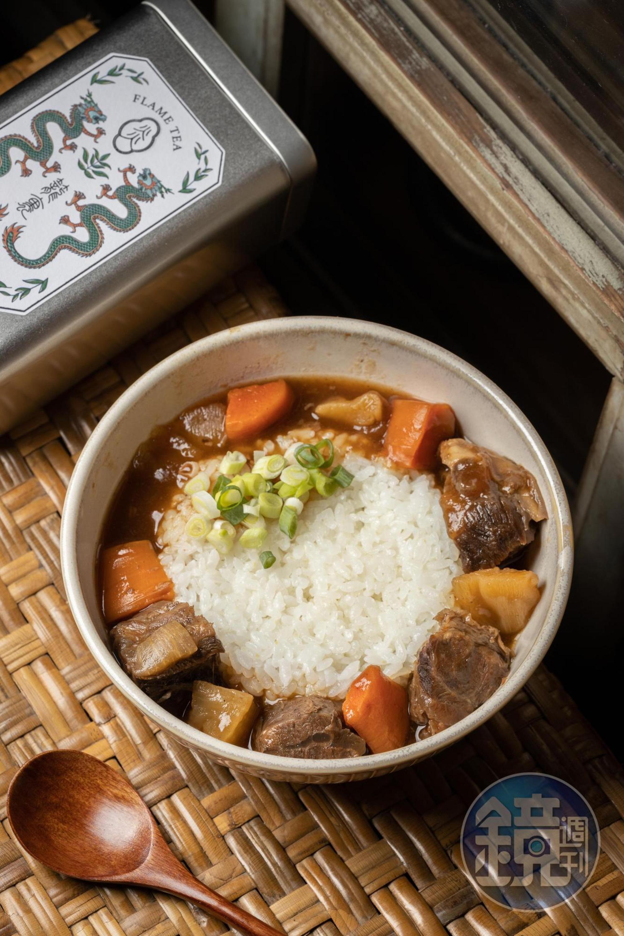 「紅燒牛腩蓋飯」的濃郁家常味，療癒人心。（250元／份）