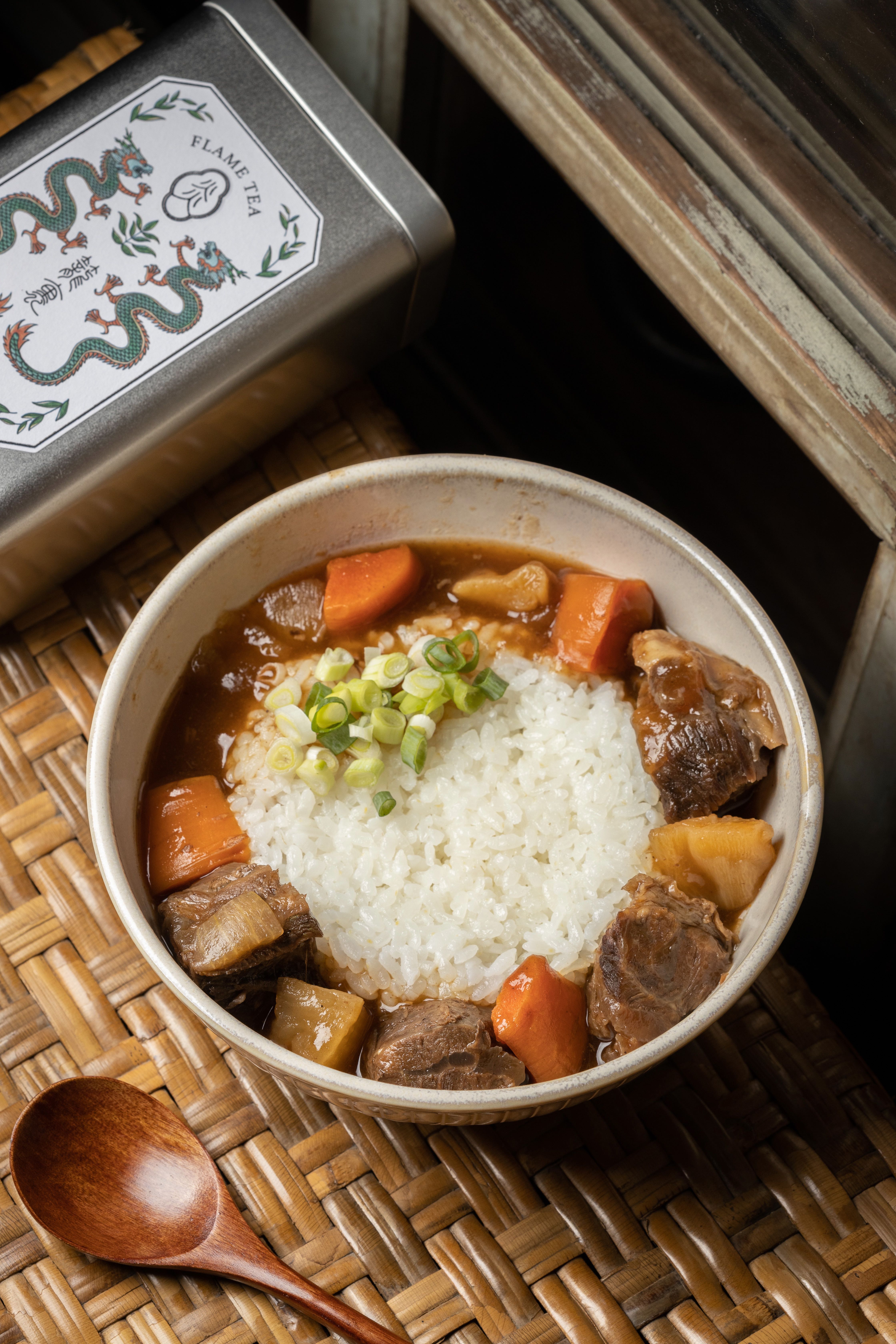 「紅燒牛腩蓋飯」的濃郁家常味，療癒人心。（250元／份）