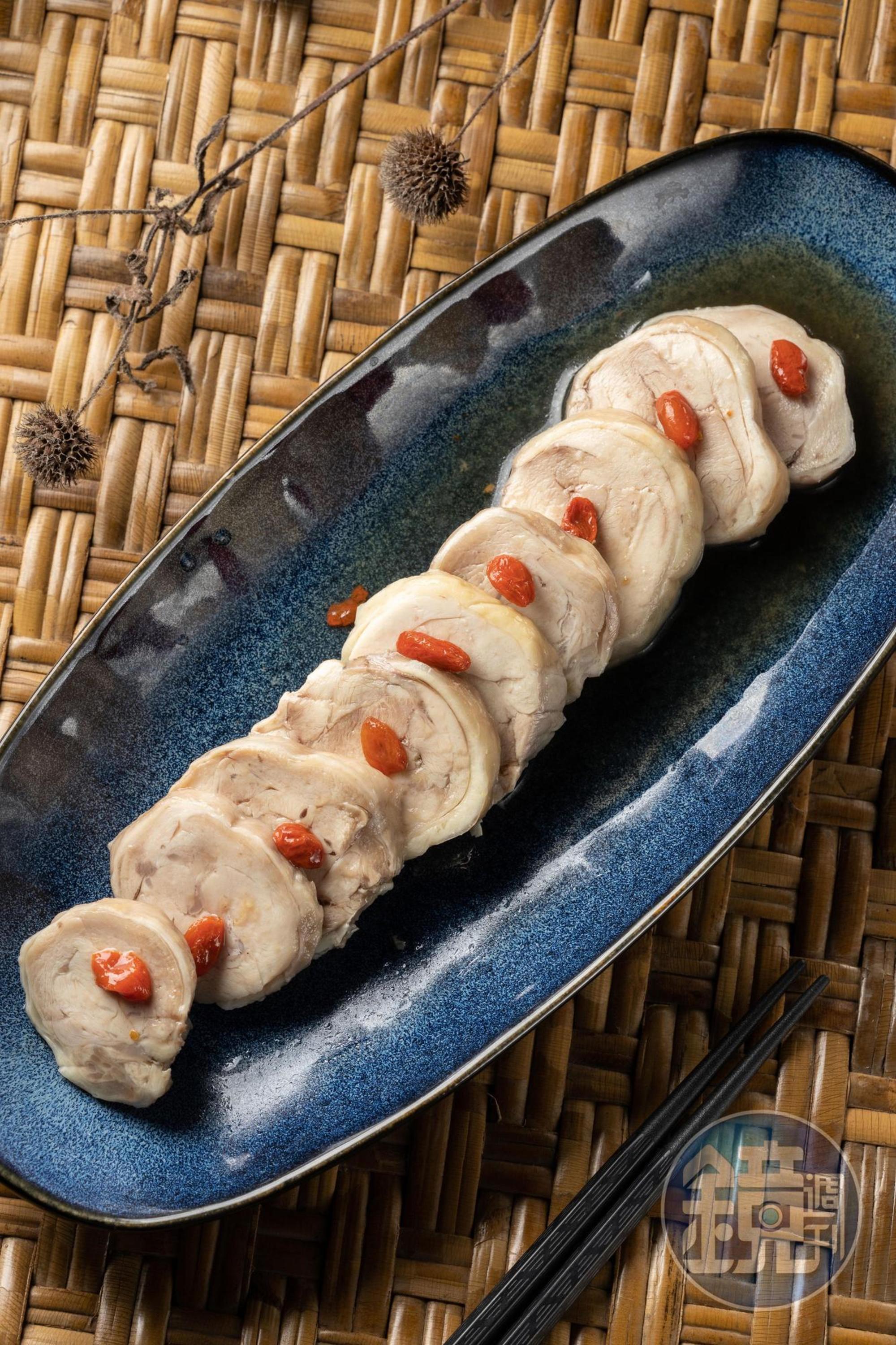 「紅烏龍威士忌醉雞」以軟嫩雞腿肉搭配自煮的紅烏龍茶威士忌茶酒醬汁，可配輕盈口感的調酒。（250元／份）