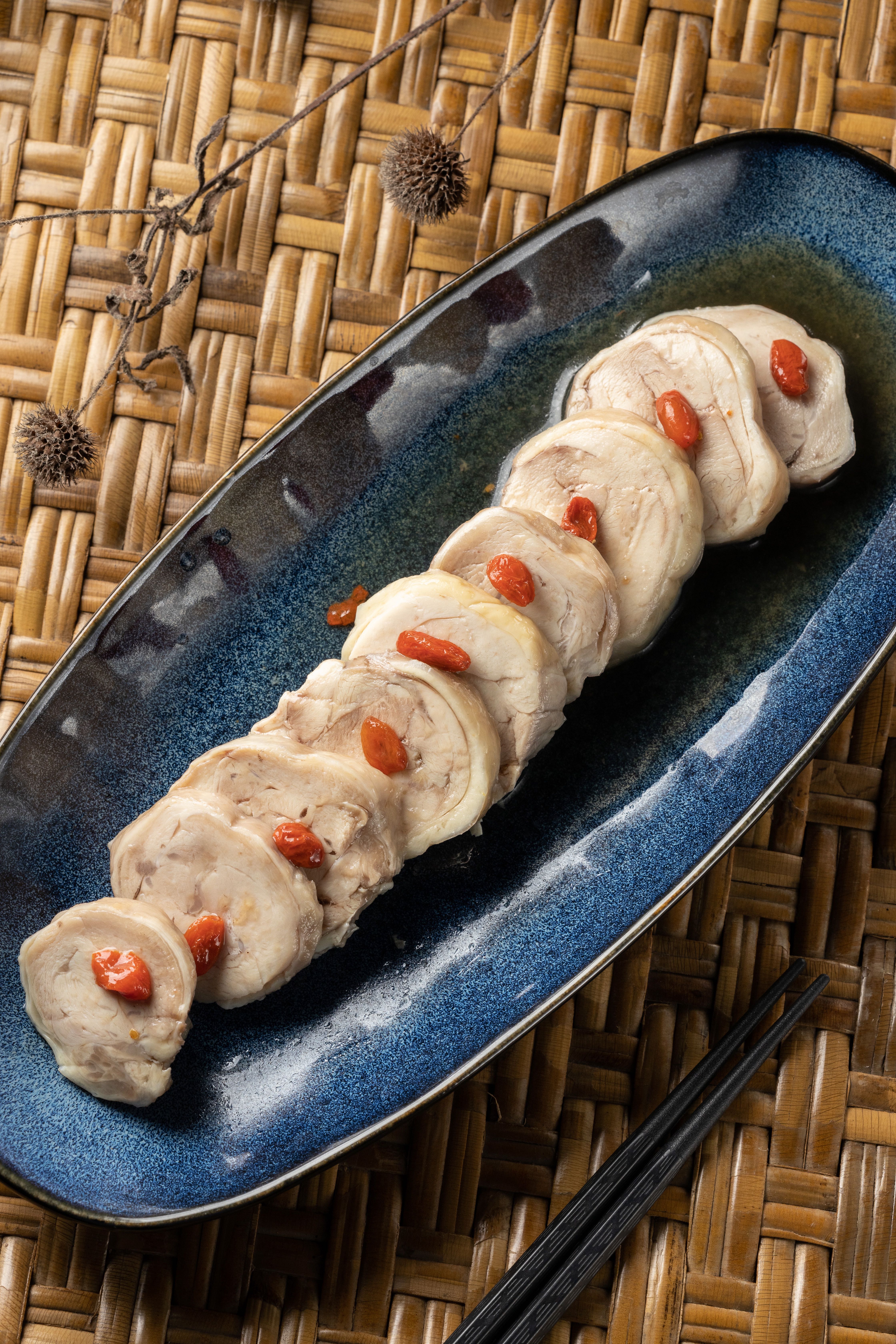 「紅烏龍威士忌醉雞」以軟嫩雞腿肉搭配自煮的紅烏龍茶威士忌茶酒醬汁，可配輕盈口感的調酒。（250元／份）