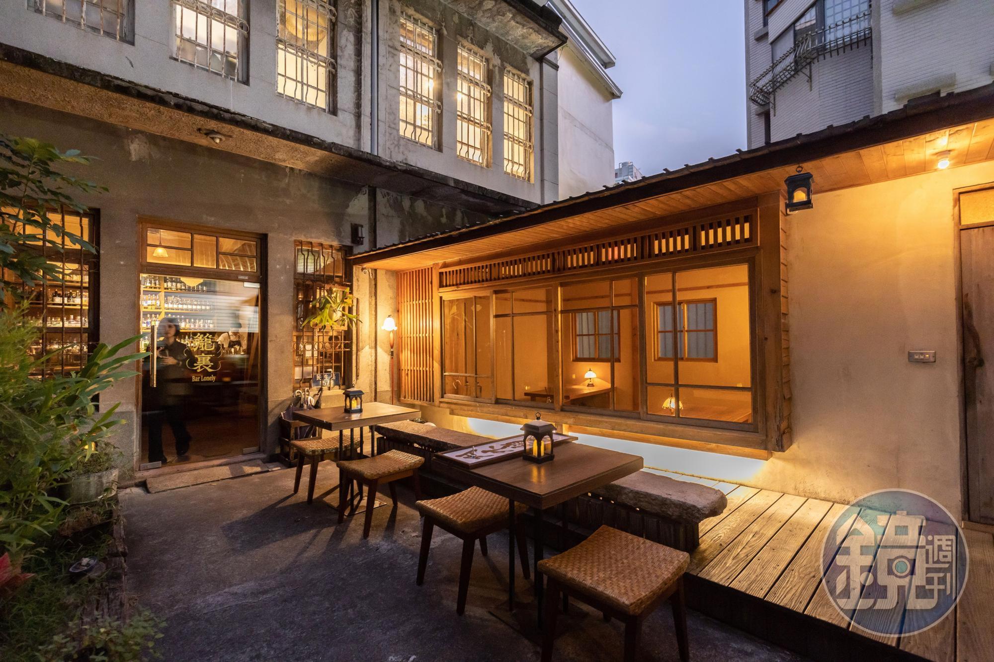 傍晚時分，「籠裏Bar Lonely」的開放式庭院、日式老屋建築與燈光相映，氣氛魔幻。