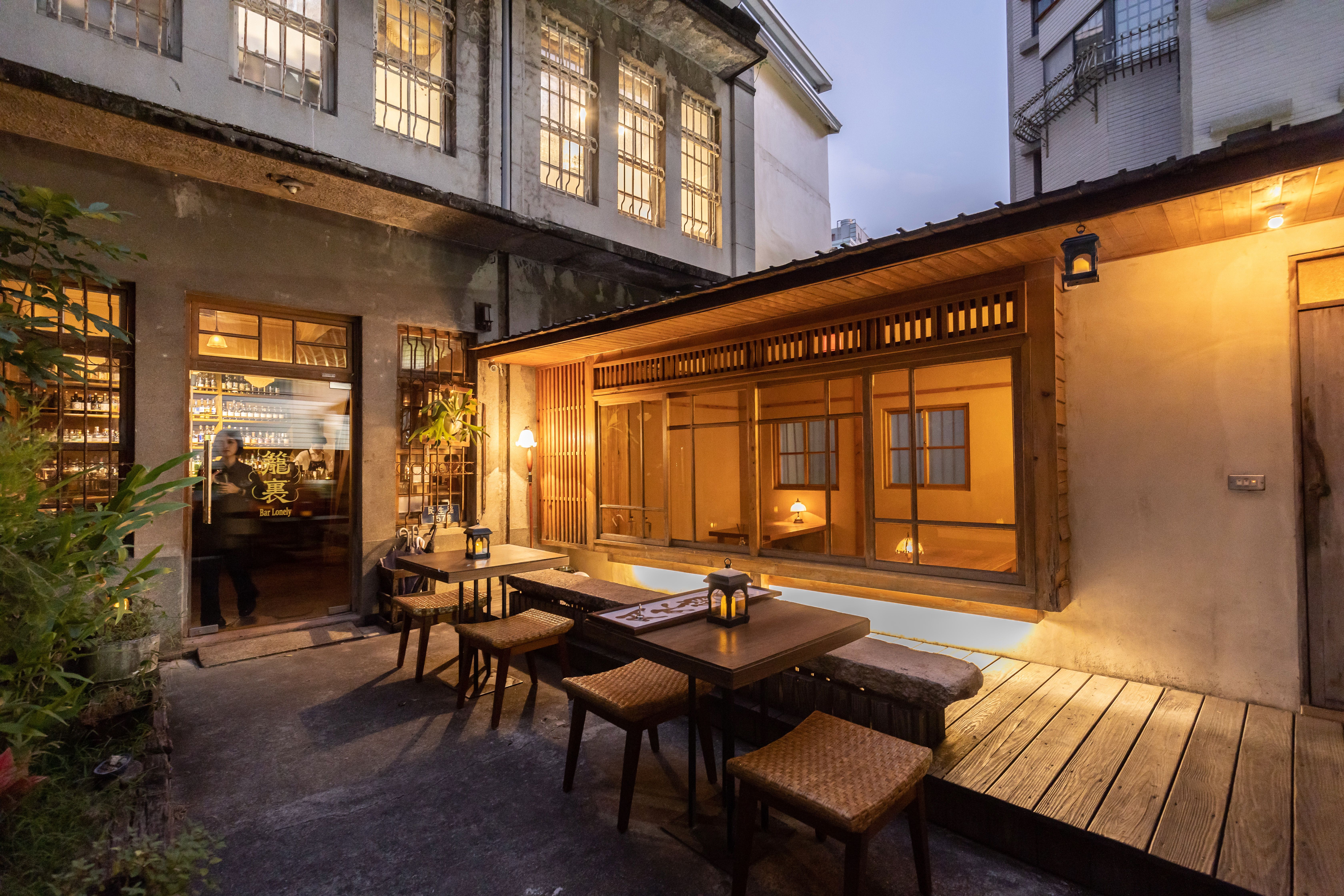 傍晚時分，「籠裏Bar Lonely」的開放式庭院、日式老屋建築與燈光相映，氣氛魔幻。