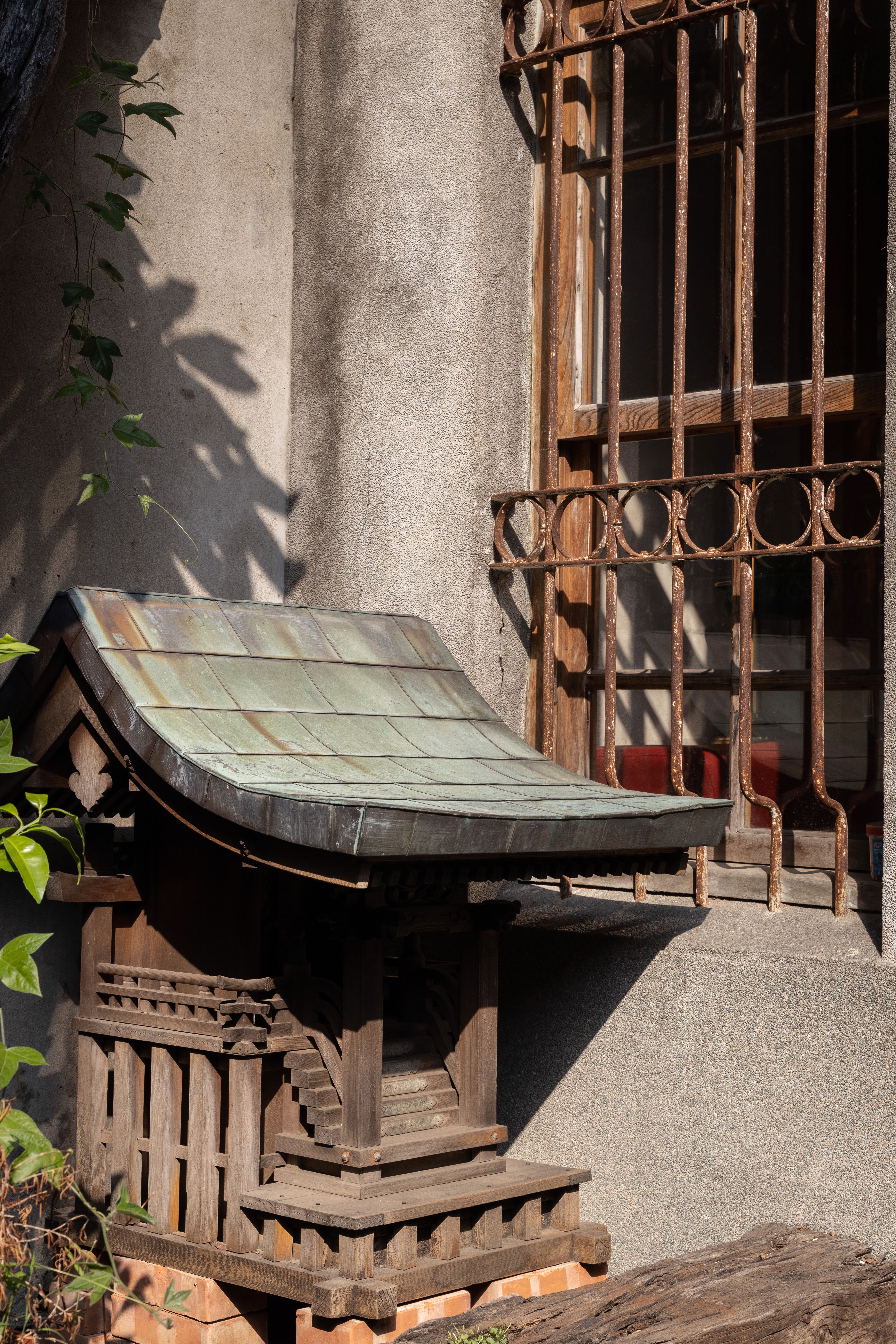 小型神社是胡智勝特別買來，做為院子的造景裝飾。